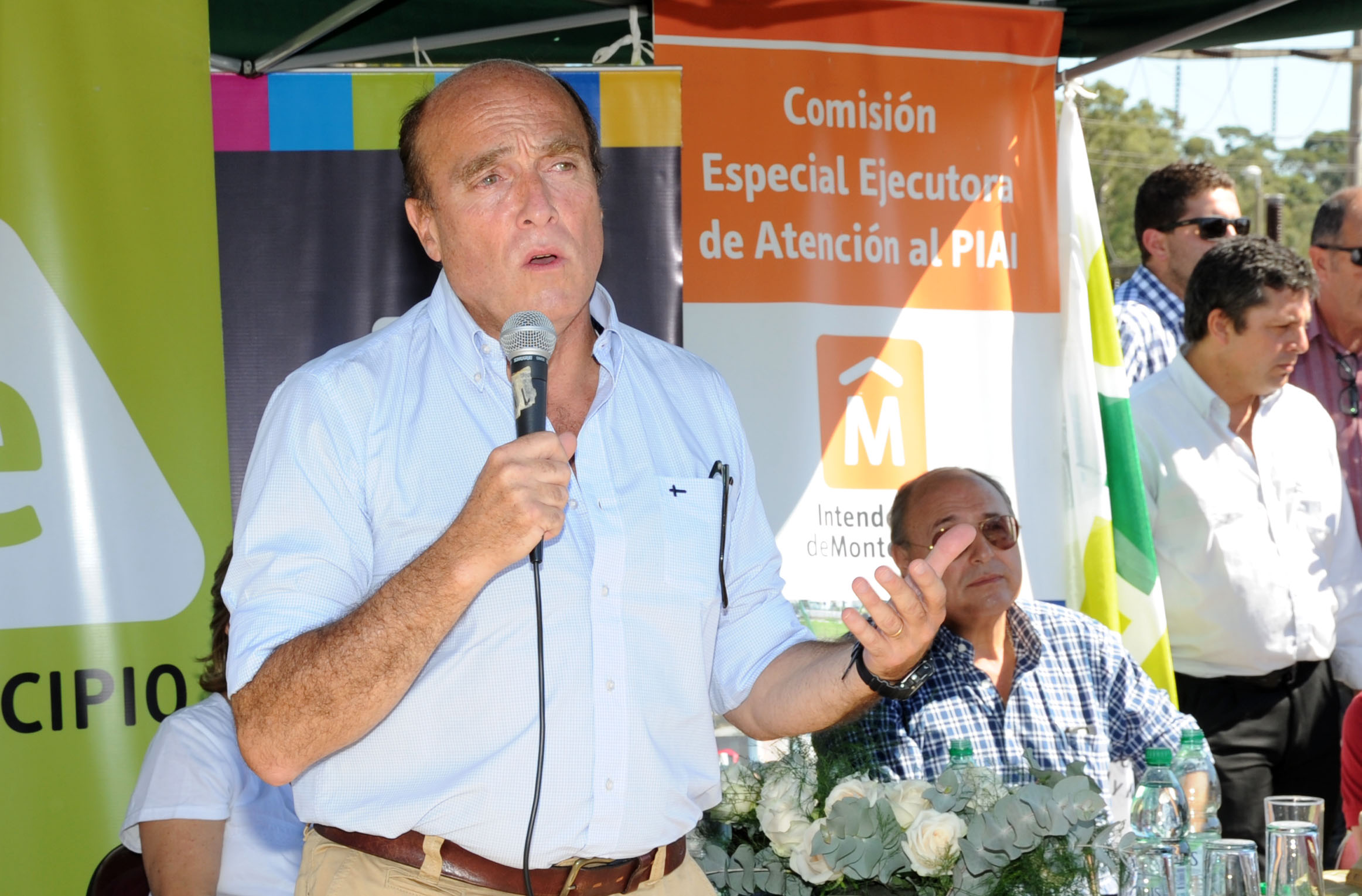 Intendente de Montevideo, Daniel Martínez dirigiéndose a los presentes