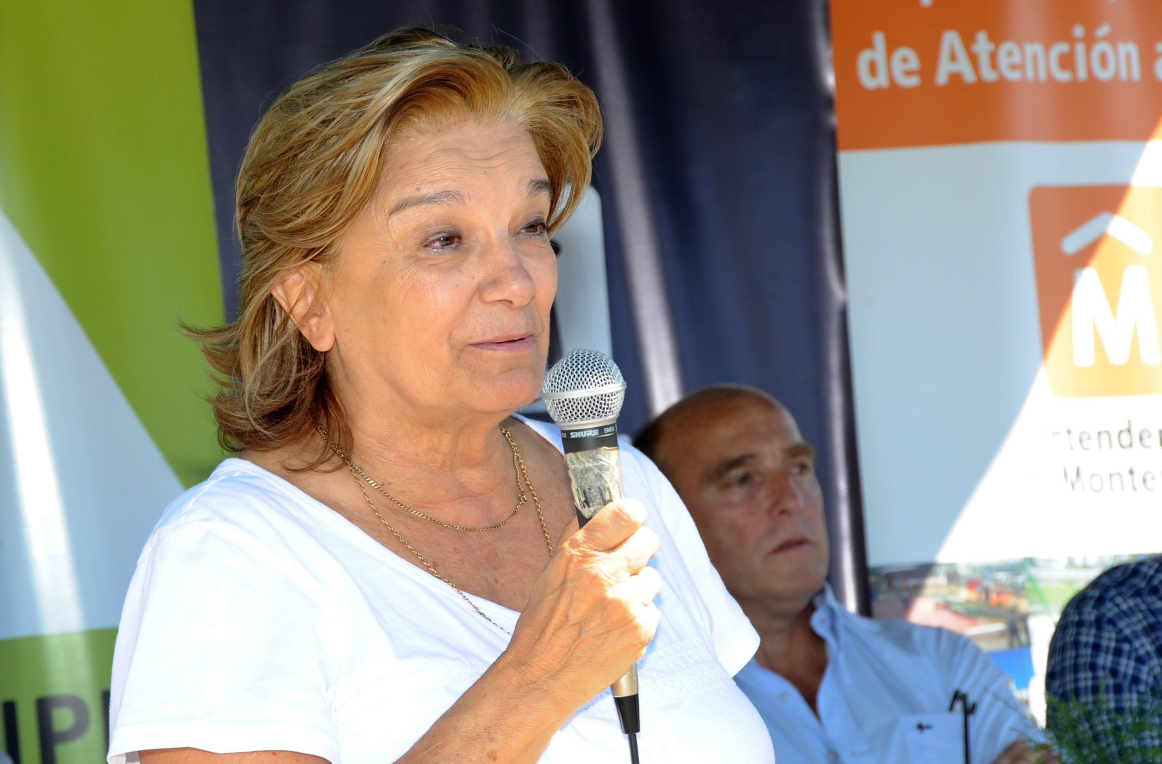 Ministra Eneida de León haciendo uso de la palabra