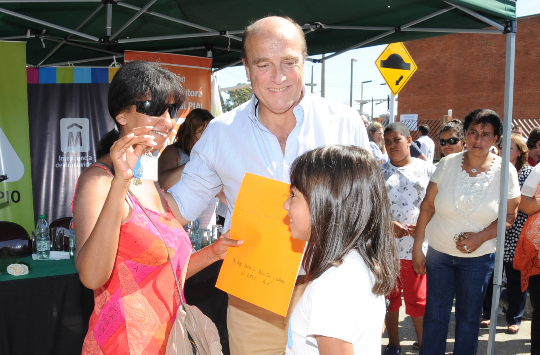Daniel Martínez haciendo entrega de llaves