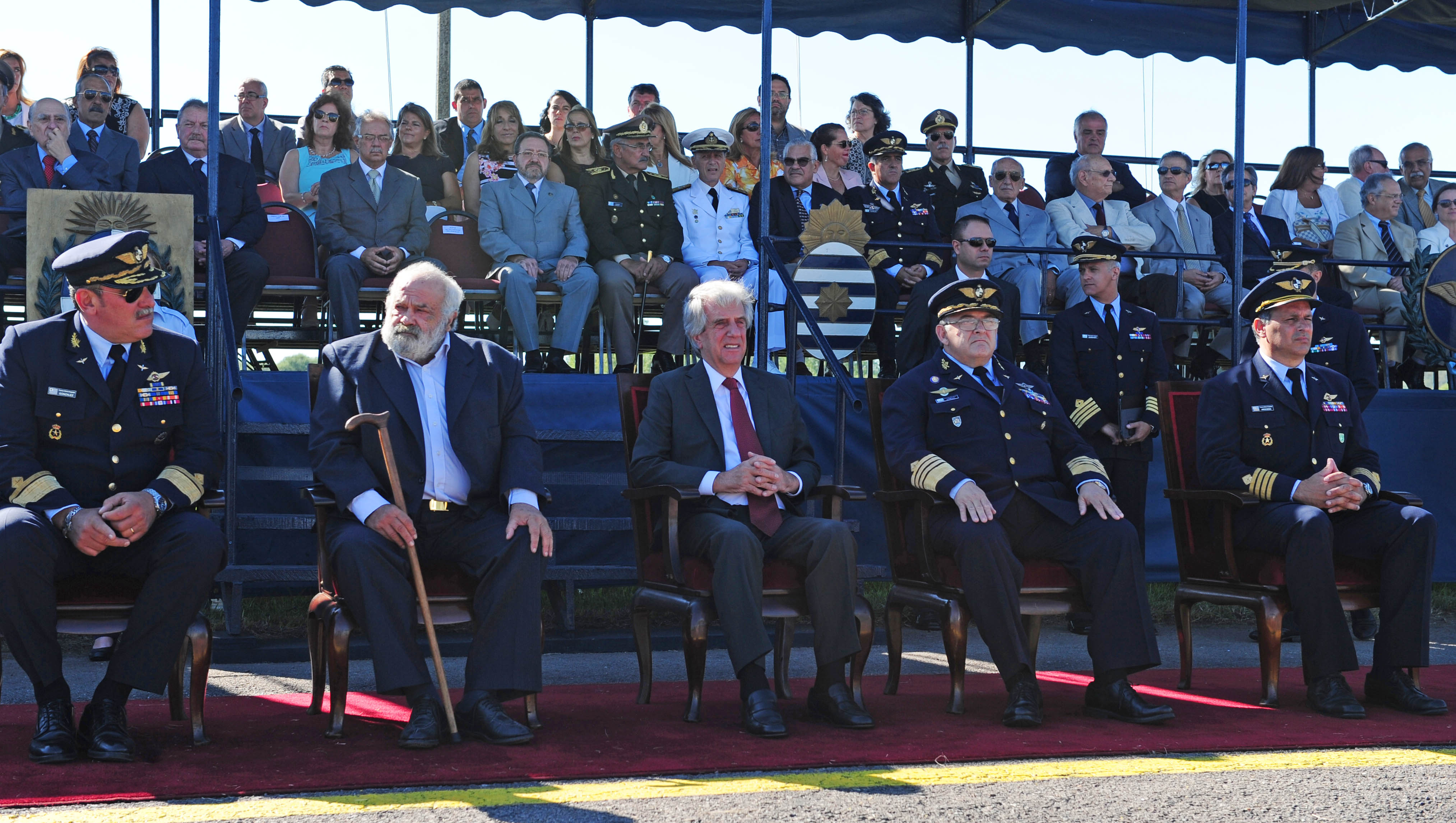 Presidente de la República, Tabaré Vázquez, junto al ministro de Defensa Nacional, Eleuterio Fernández Huidobro, el comandante en jefe del arma, gener