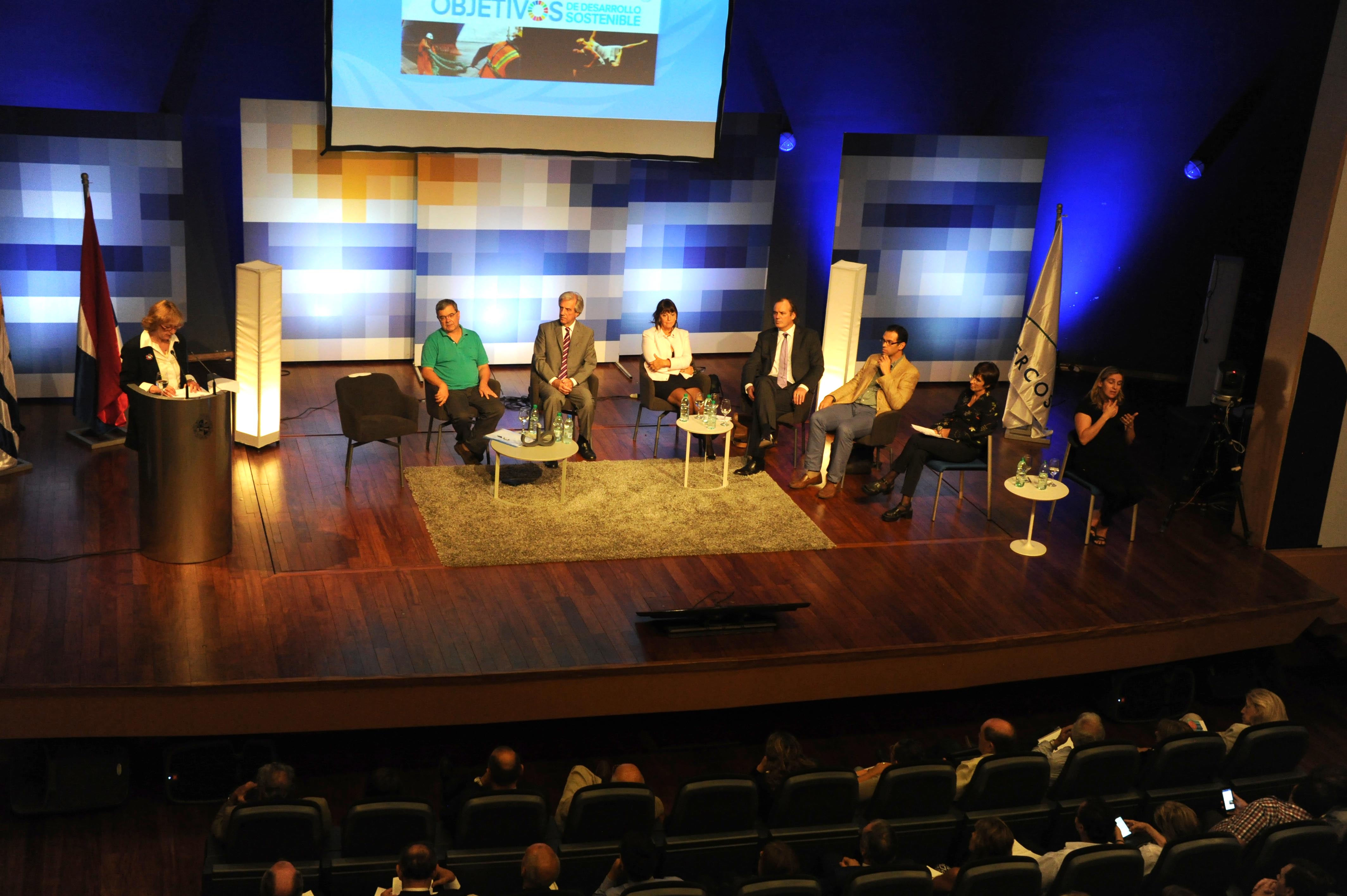 Denise Cook dirigiéndose a los presentes