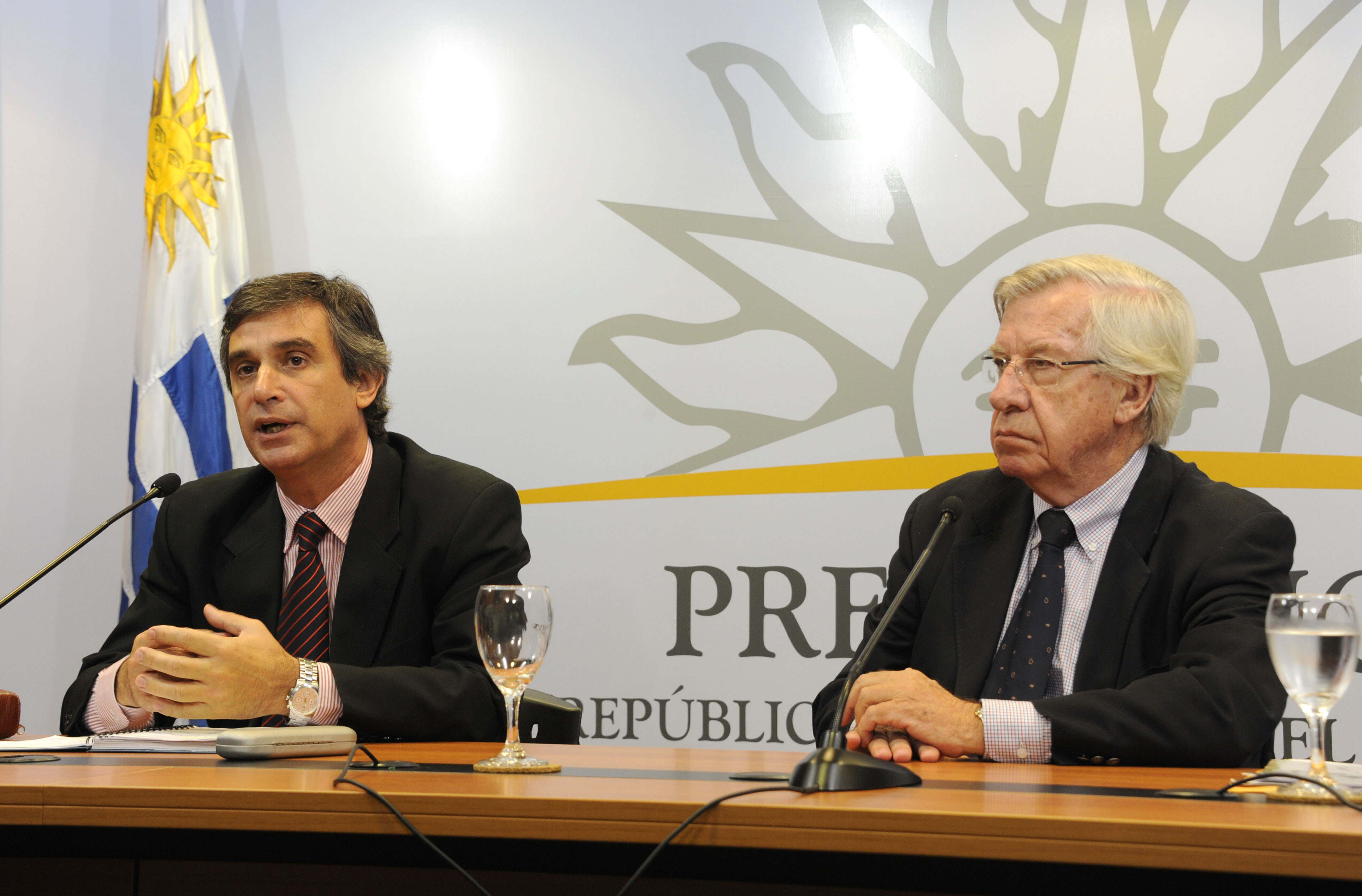 Álvaro García dirigiéndose a los presentes junto a Danilo Astori