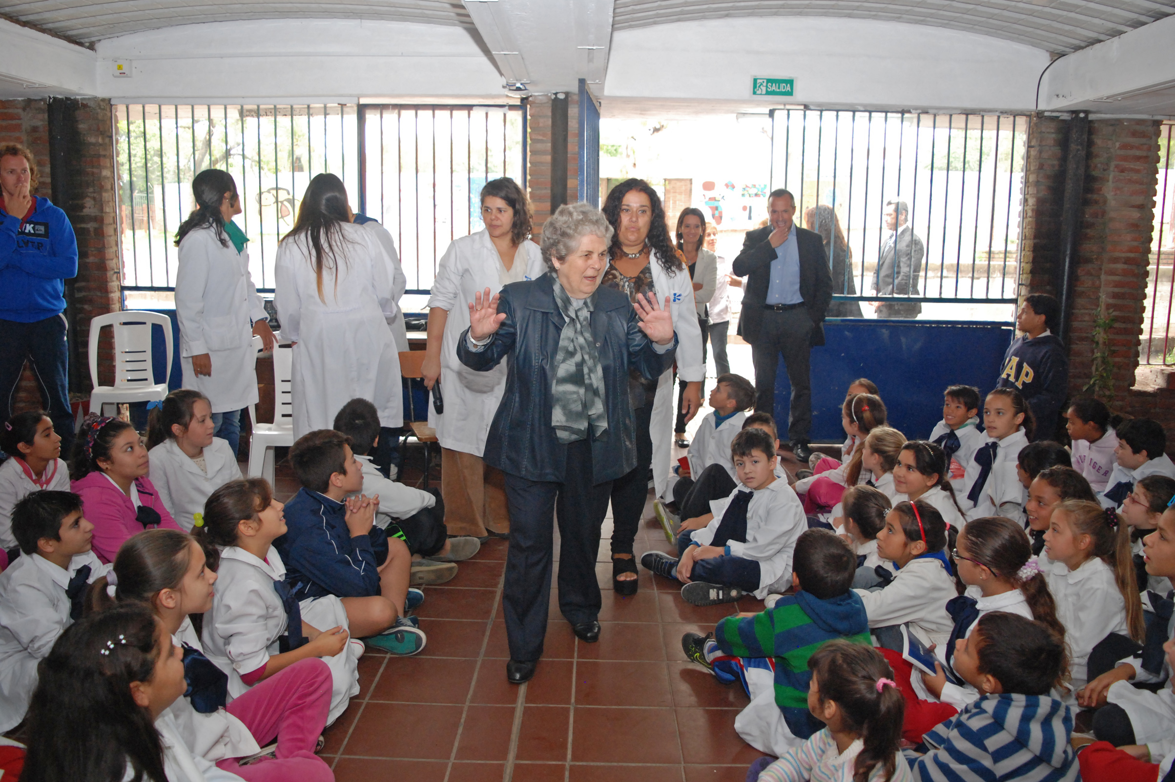 María Auxiliadora Delgado saluda a los escolares