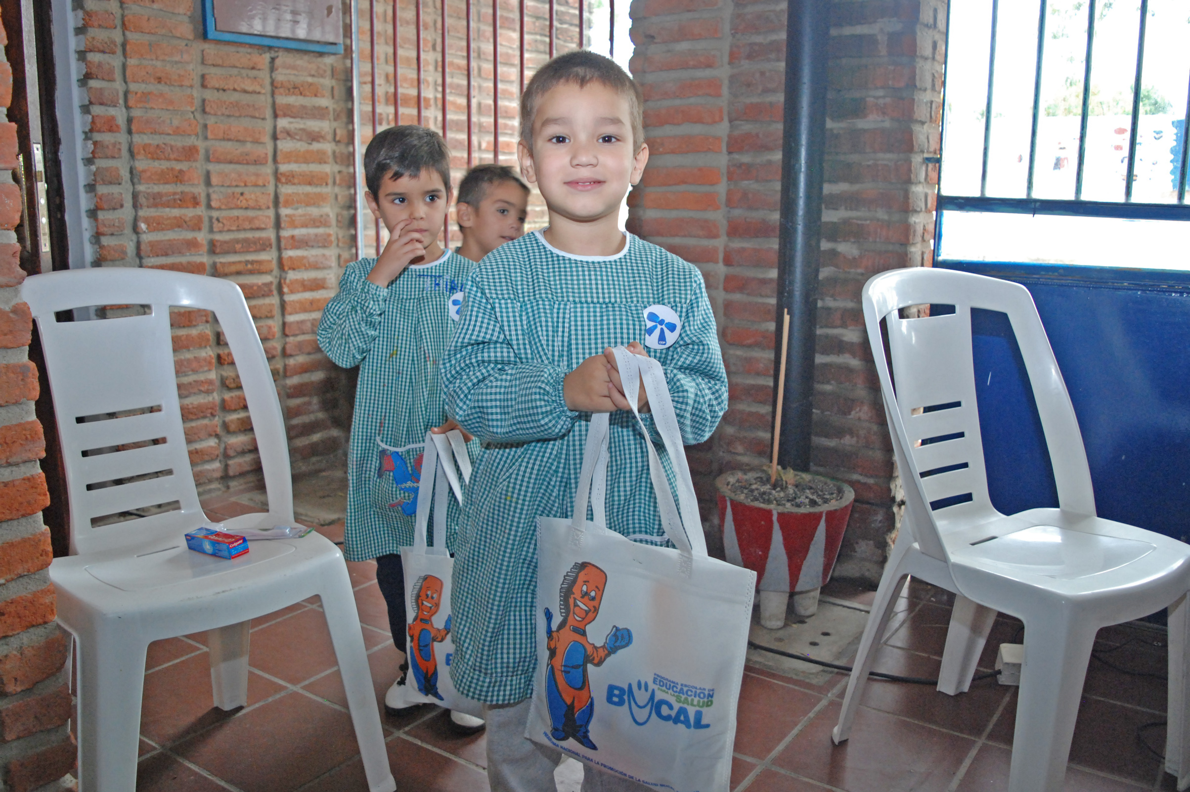 Escolar recibe los productos didácticos del Programa de Salud Bucal