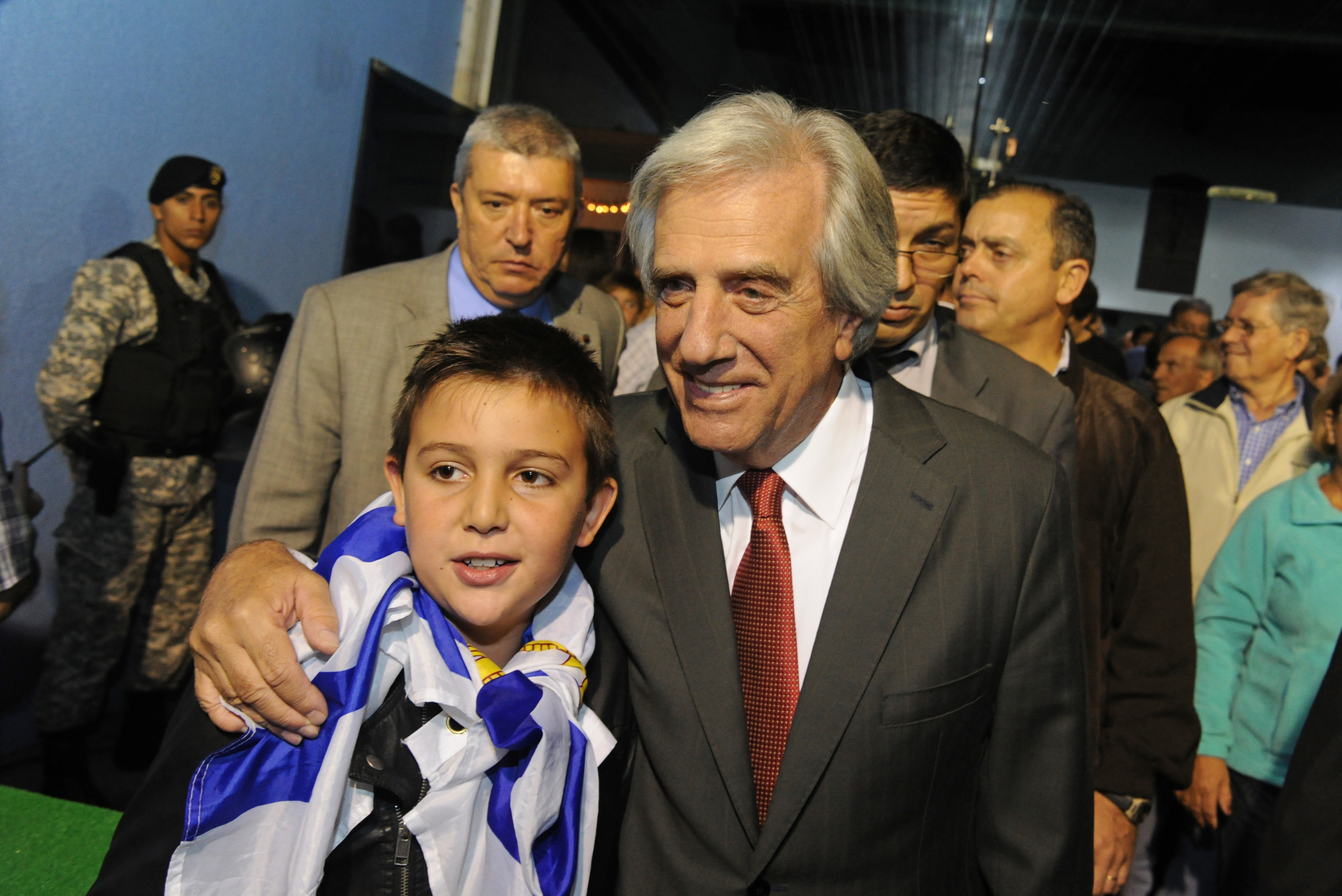 Vázquez saluda a aficionados asistentes al partido