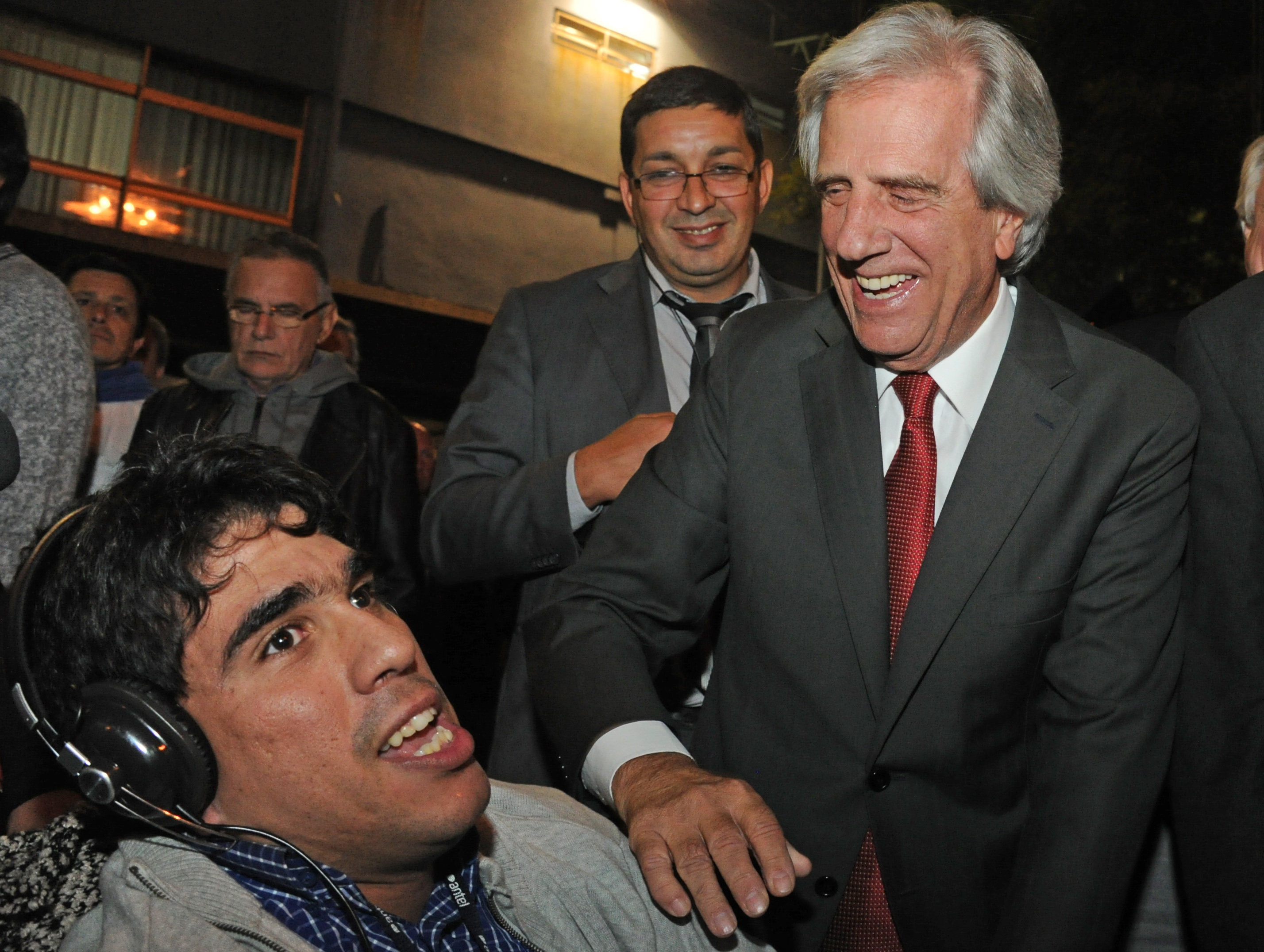 Vázquez saluda a aficionados asistentes al partido