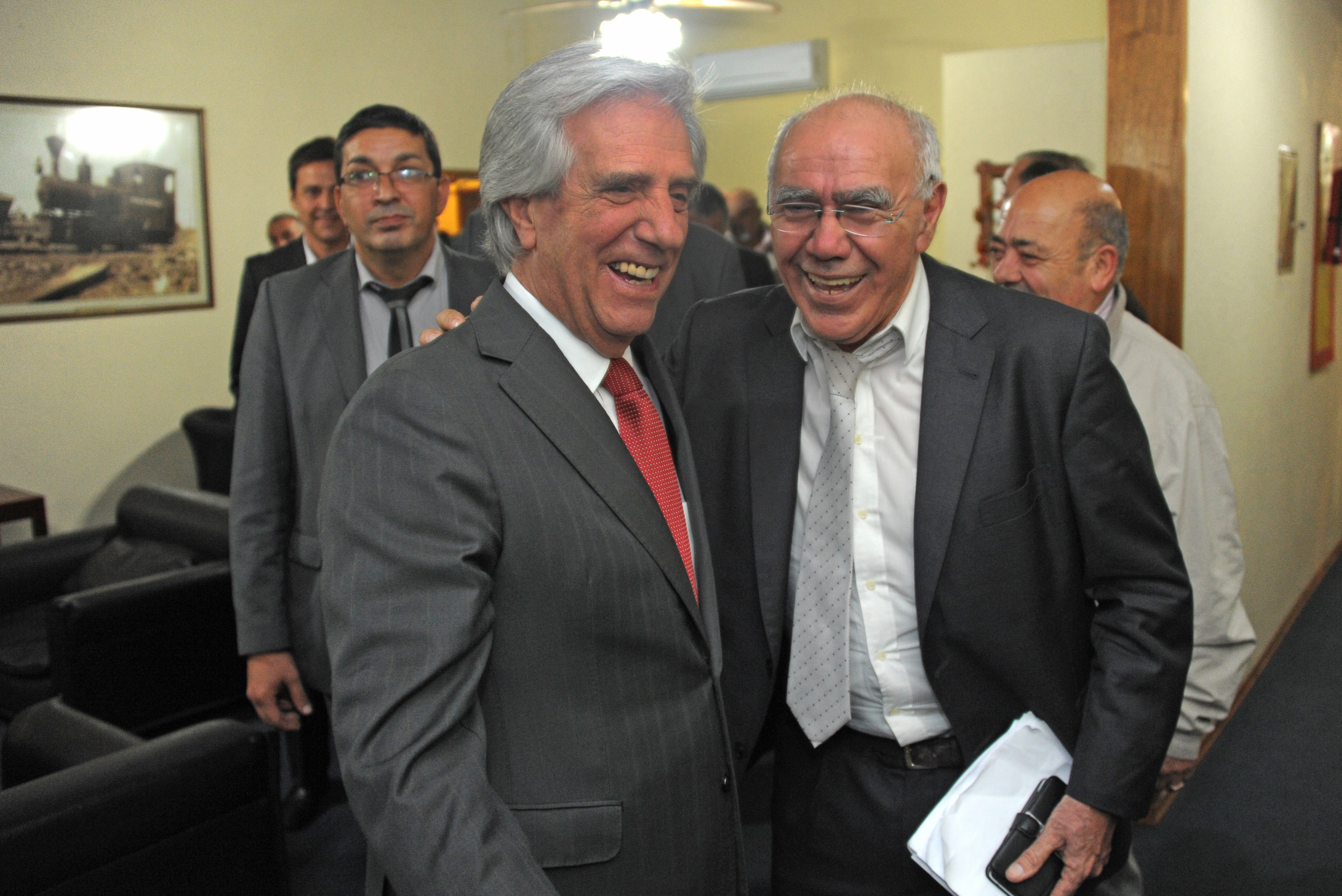 Tabaré Vázquez junto al director del Programa K.O. a las Drogas, Raúl Recoba