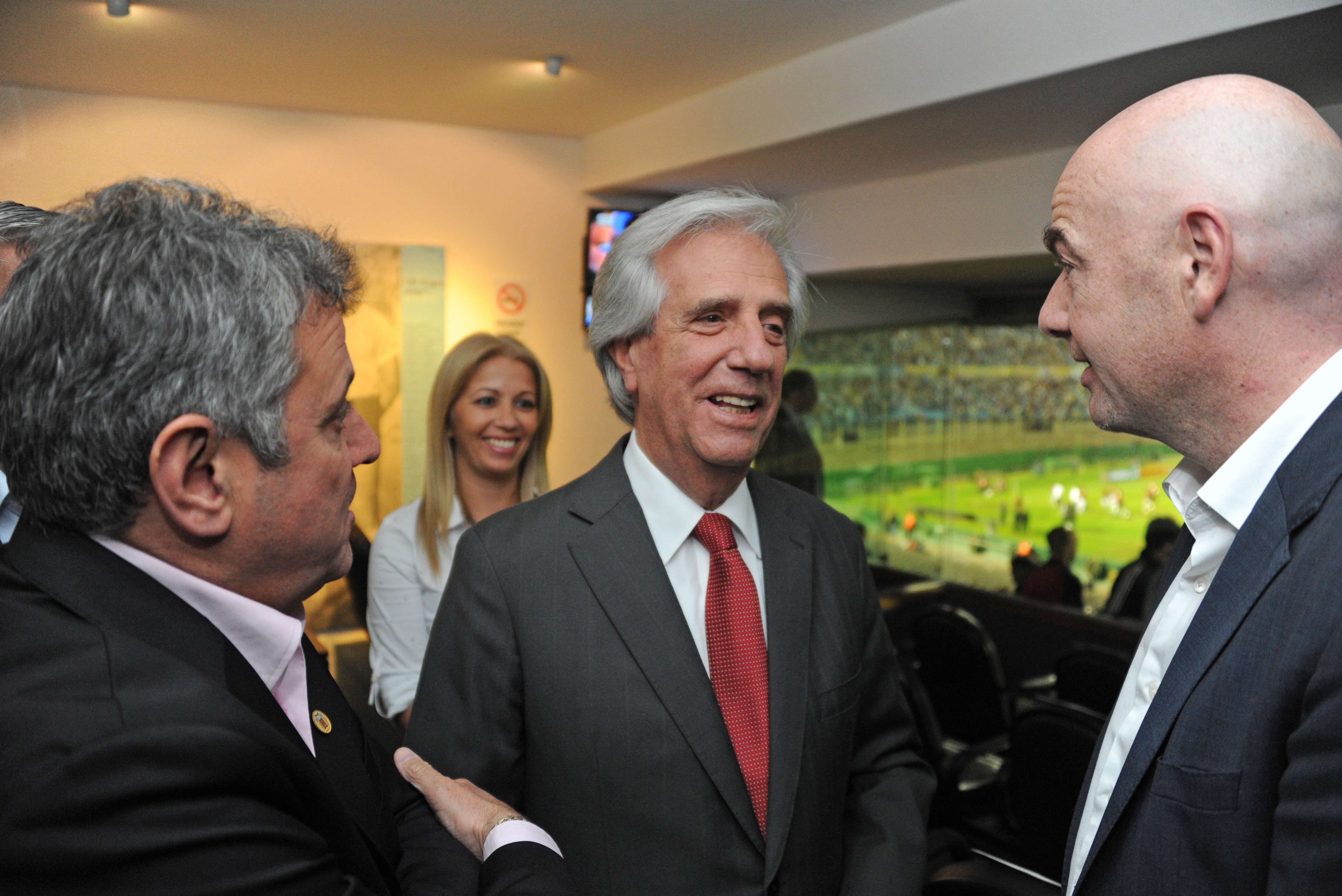 Presidente Tabaré Vázquez y Wilmar Valdez, presidente de AUF, junto al presidente de FIFA, Gianni Infantino
