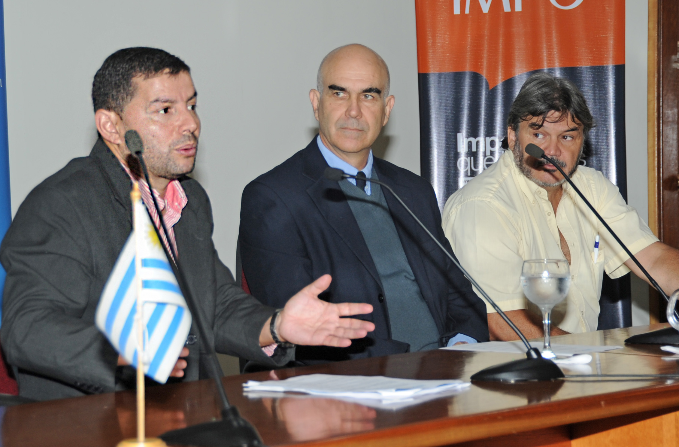 Eduardo Pereira, junto a Alejandro Gambetta e Ismael Fuentes, dirigiéndose a los presentes