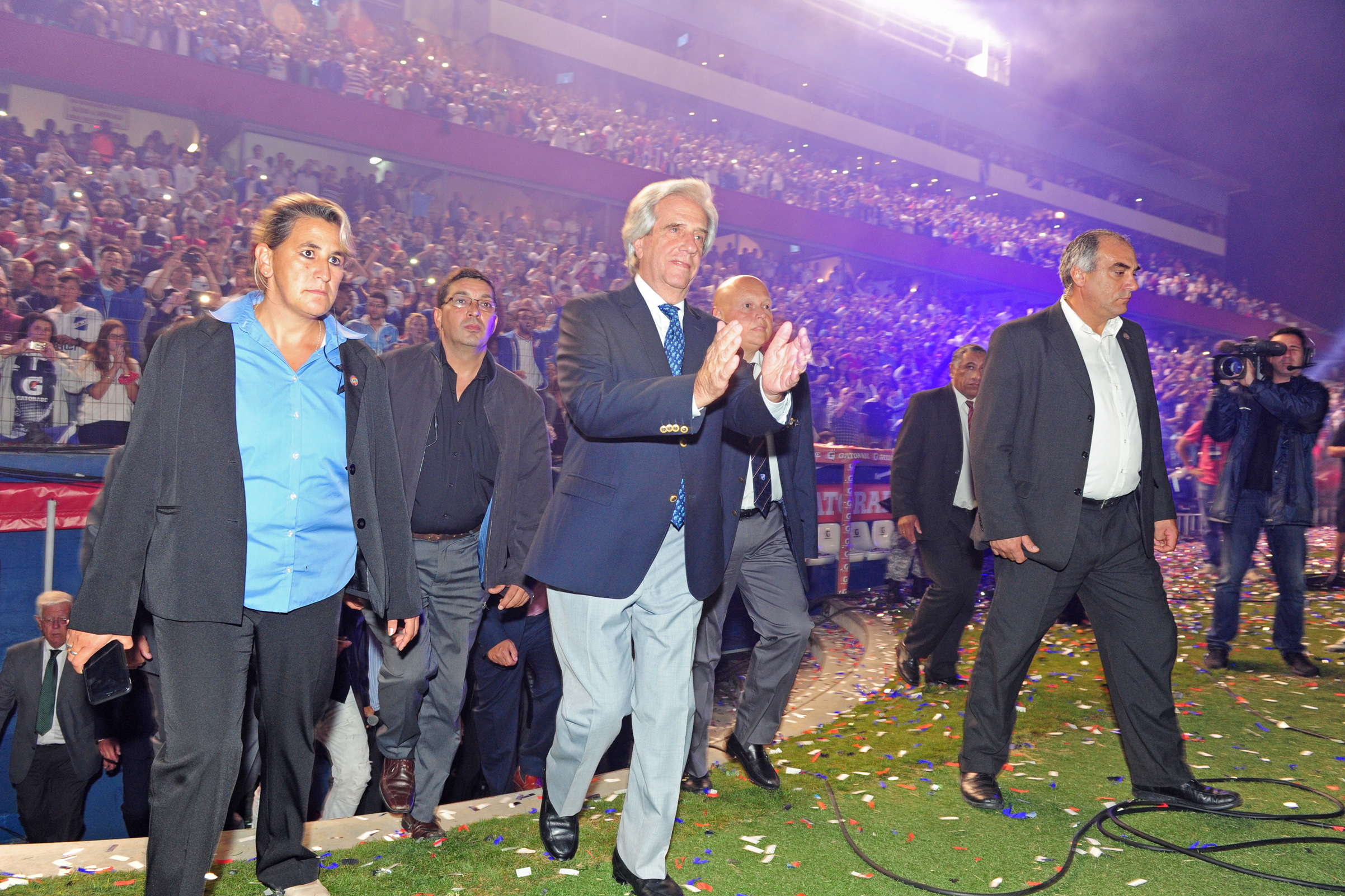 Vázquez ingresa al césped del Gran Parque Central