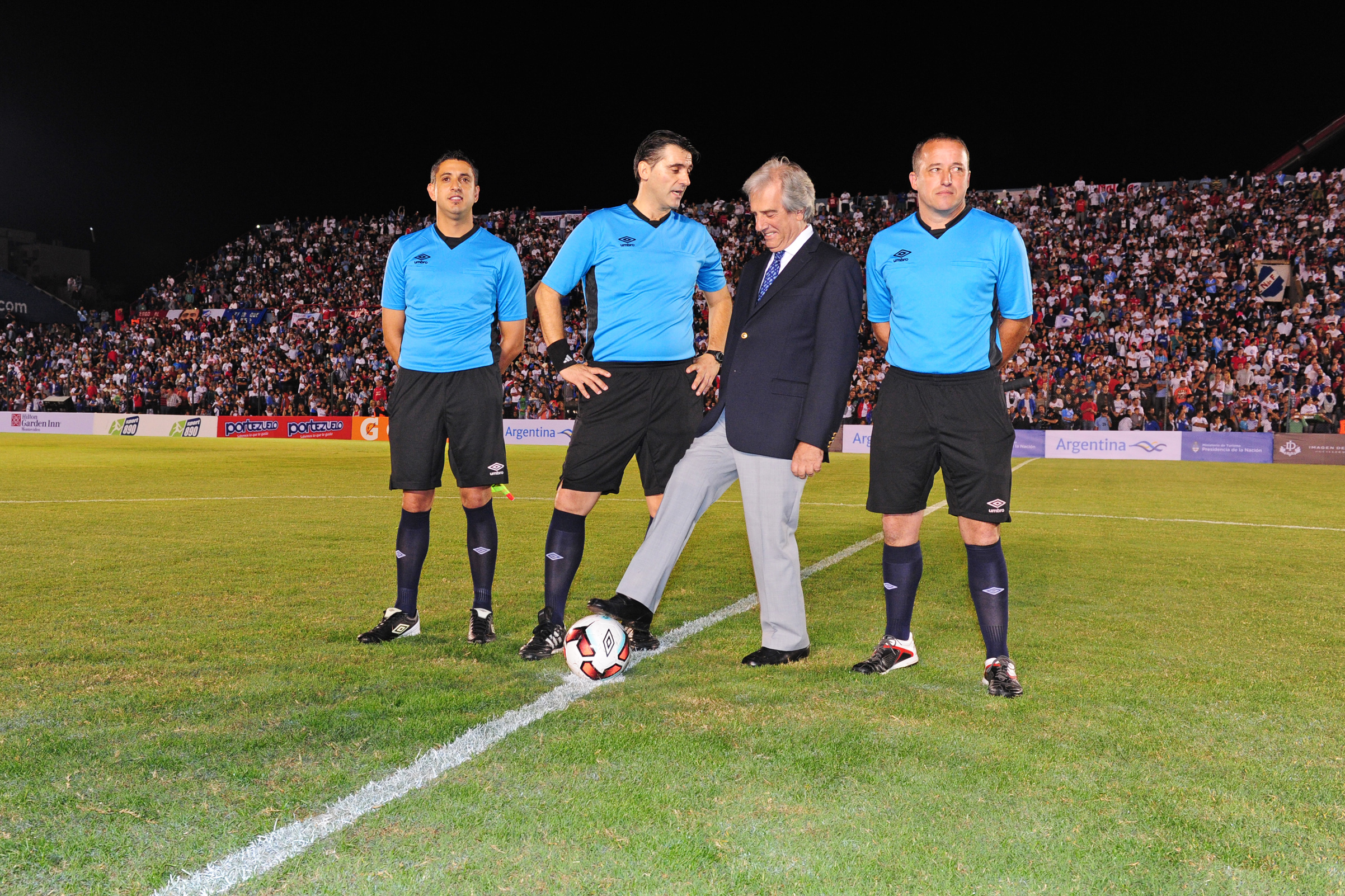 Vázquez junto a la terna arbitral