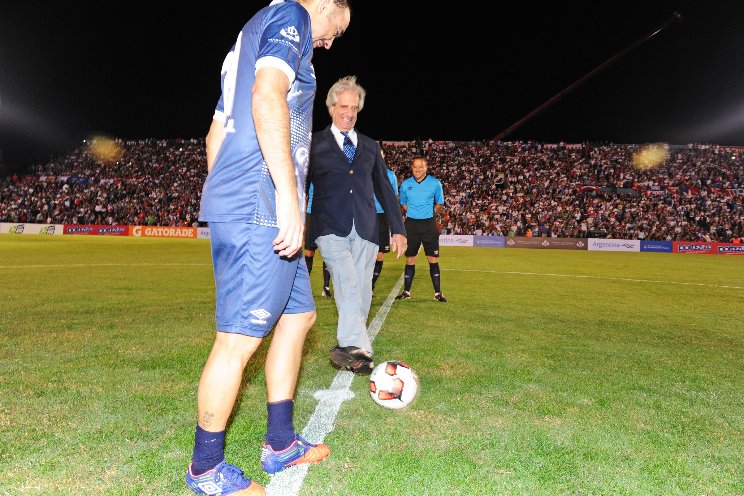 Puntapié inicial del partido homenaje
