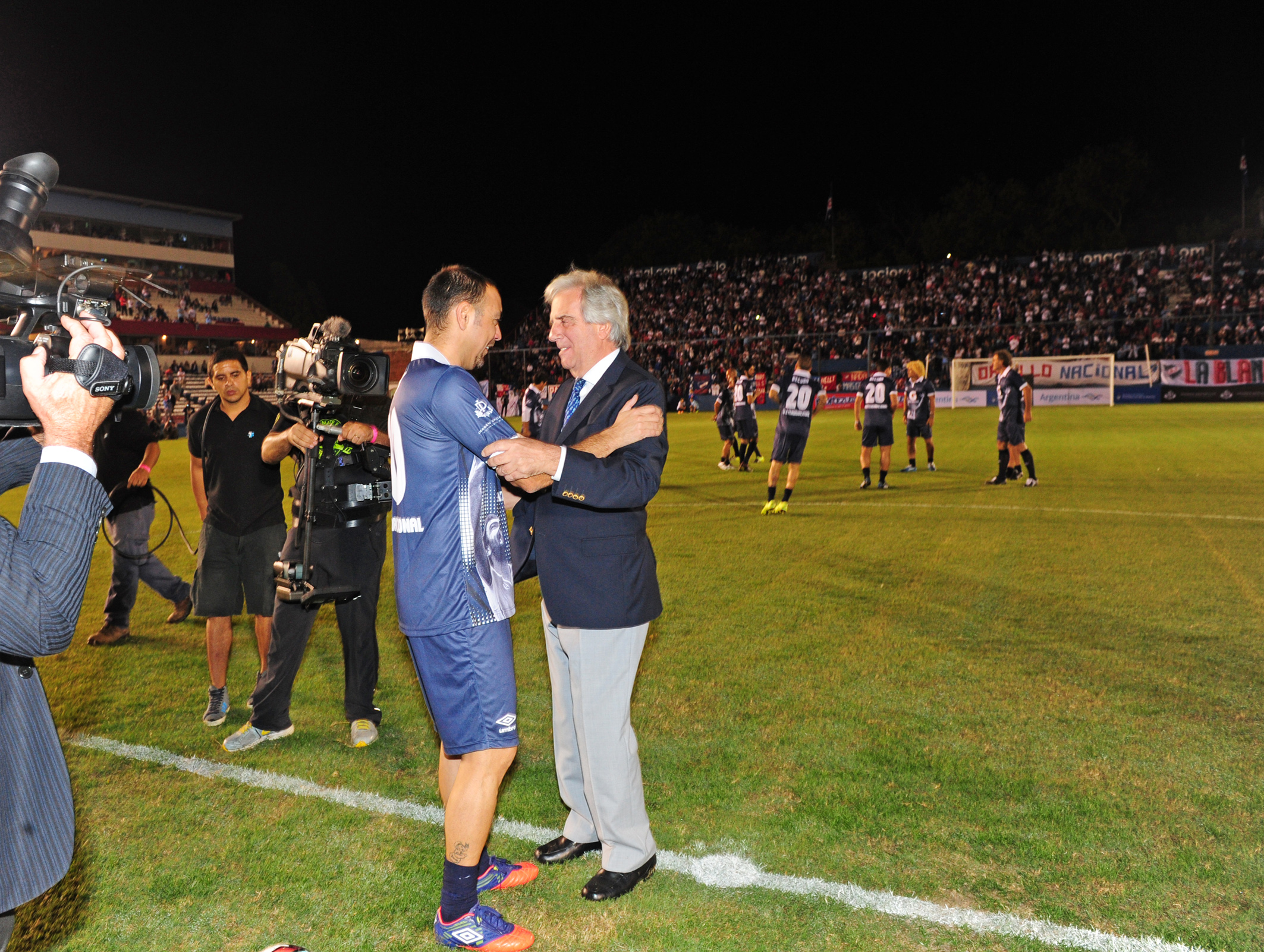 Presidente Tabaré Vázquez saluda a Álvaro “Chino” Recoba