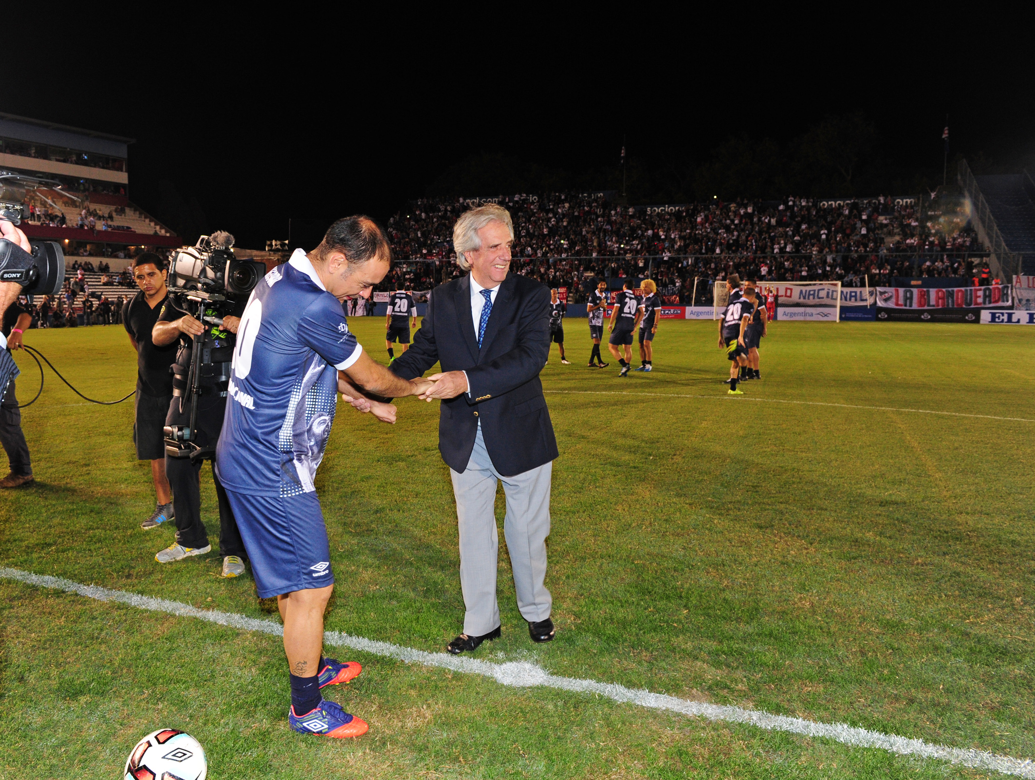 Presidente Tabaré Vázquez saluda a Álvaro “Chino” Recoba