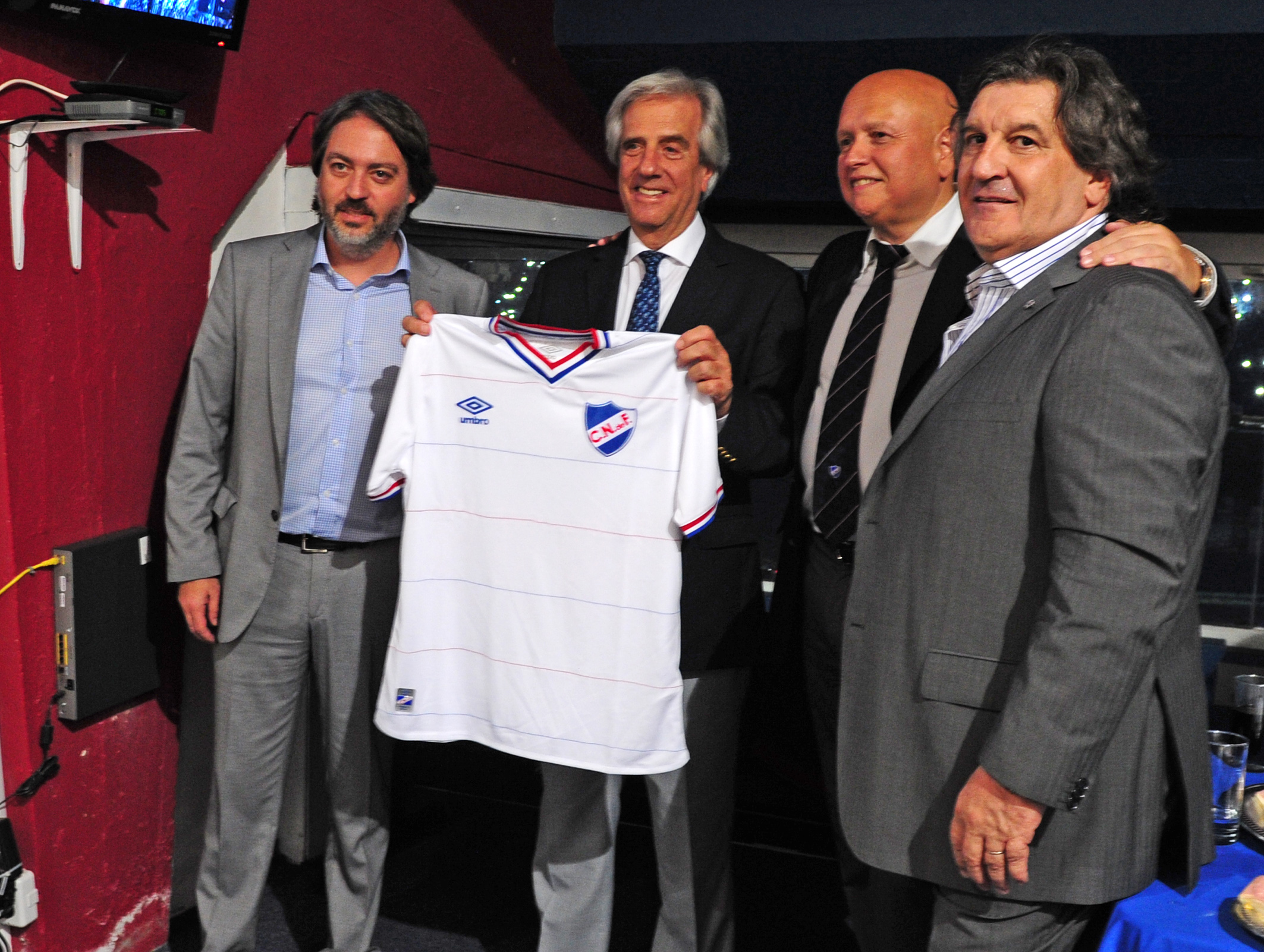Vázquez junto a José Luis Rodríguez, quien le obsequió la camiseta del Club Nacional de Fútbol
