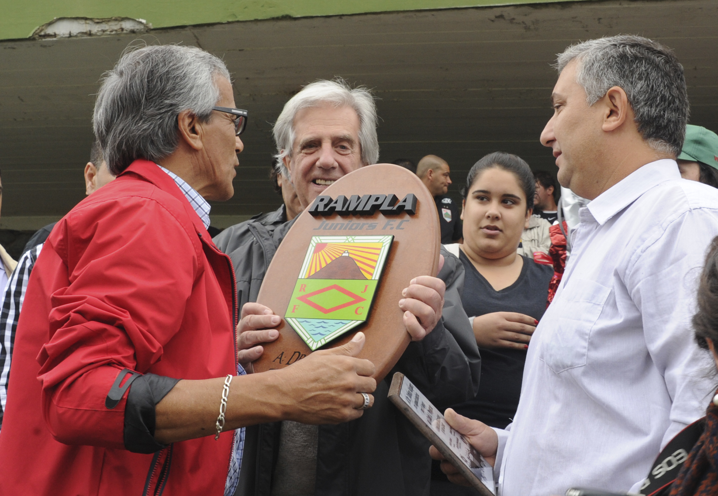 Vázquez recibe una plaqueta homenaje por parte de dirigentes de Rampla Juniors