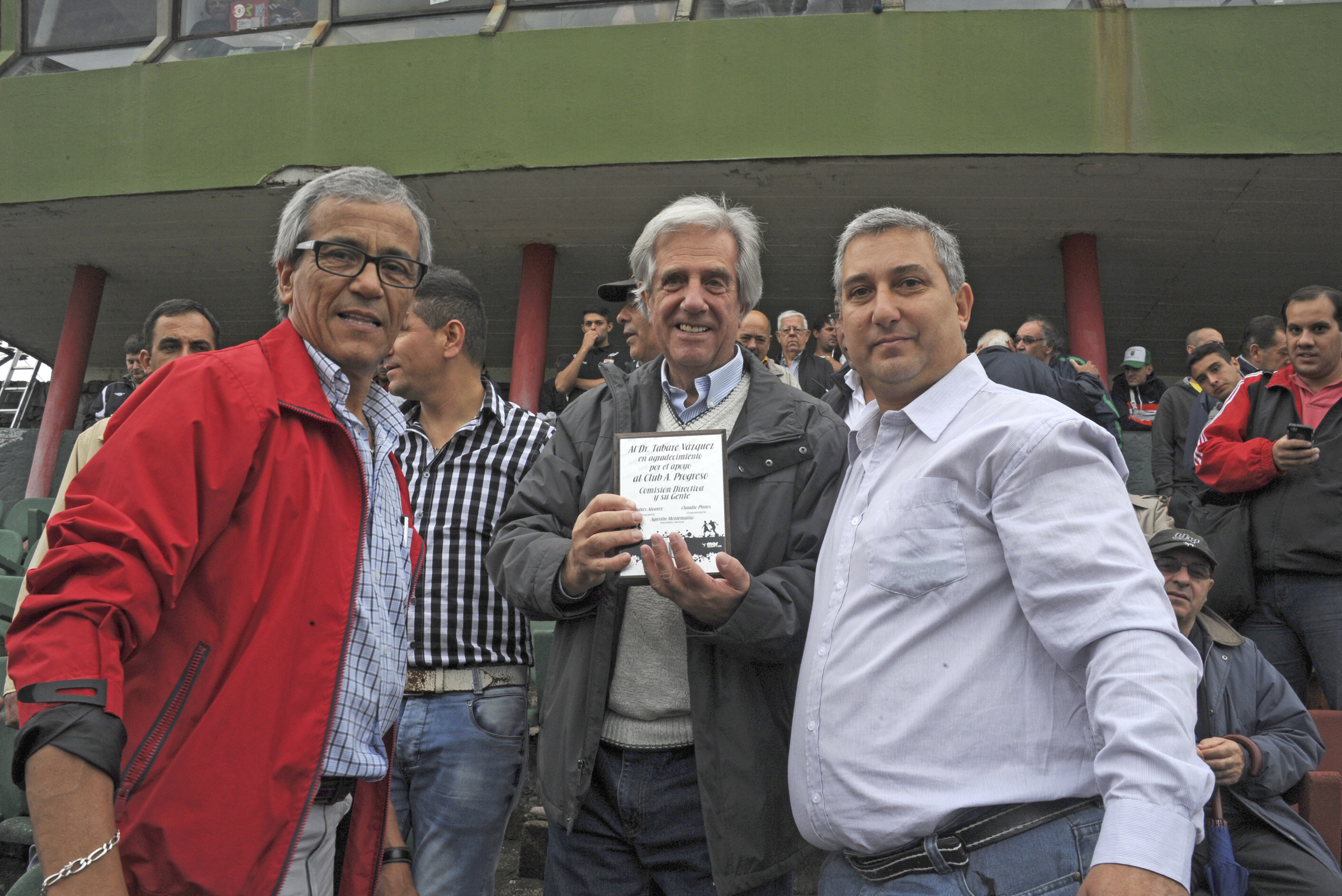 Vázquez recibe una plaqueta homenaje por parte de dirigentes del Club Atlético Progreso