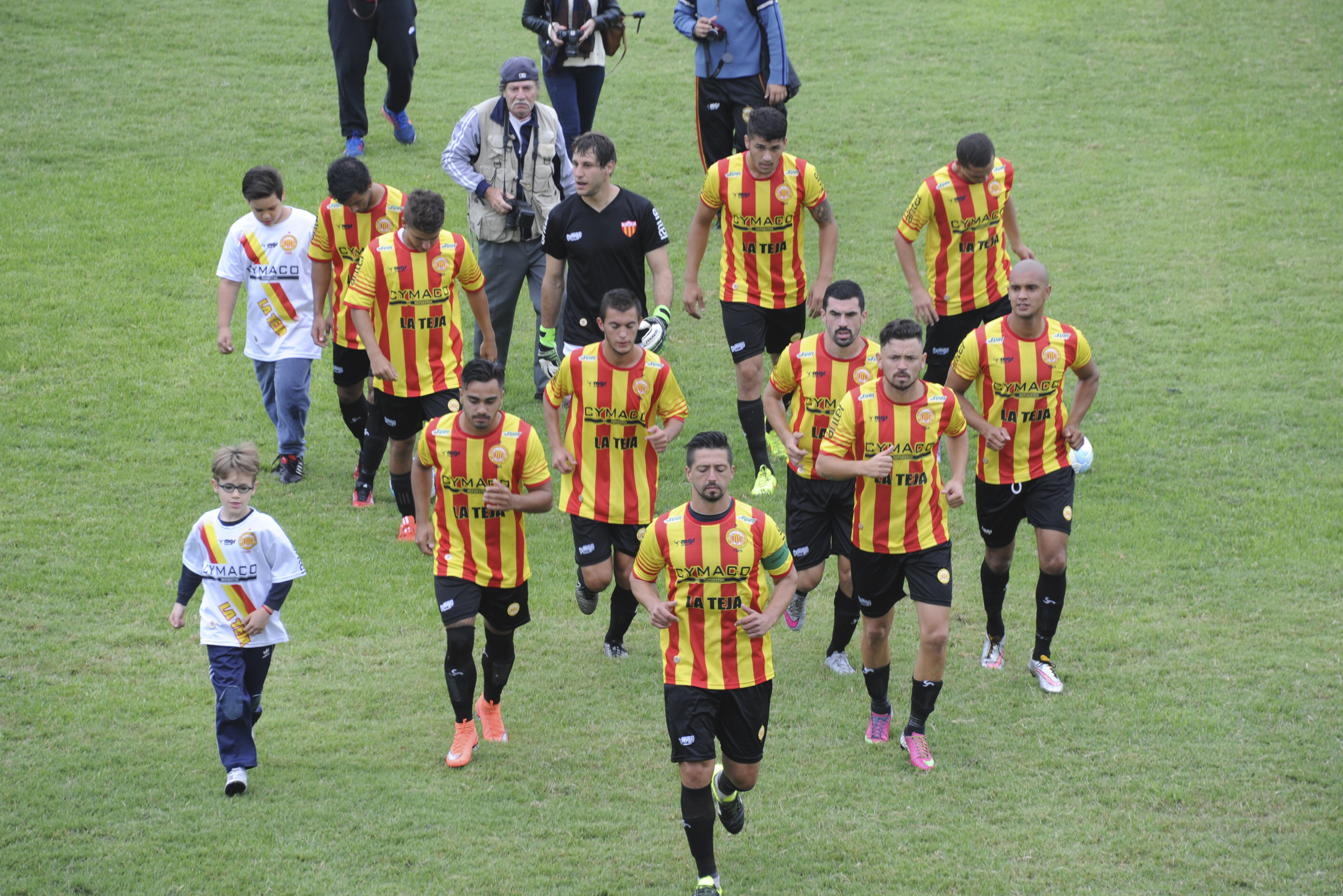 Entrada de judadores de Progreso a la cancha