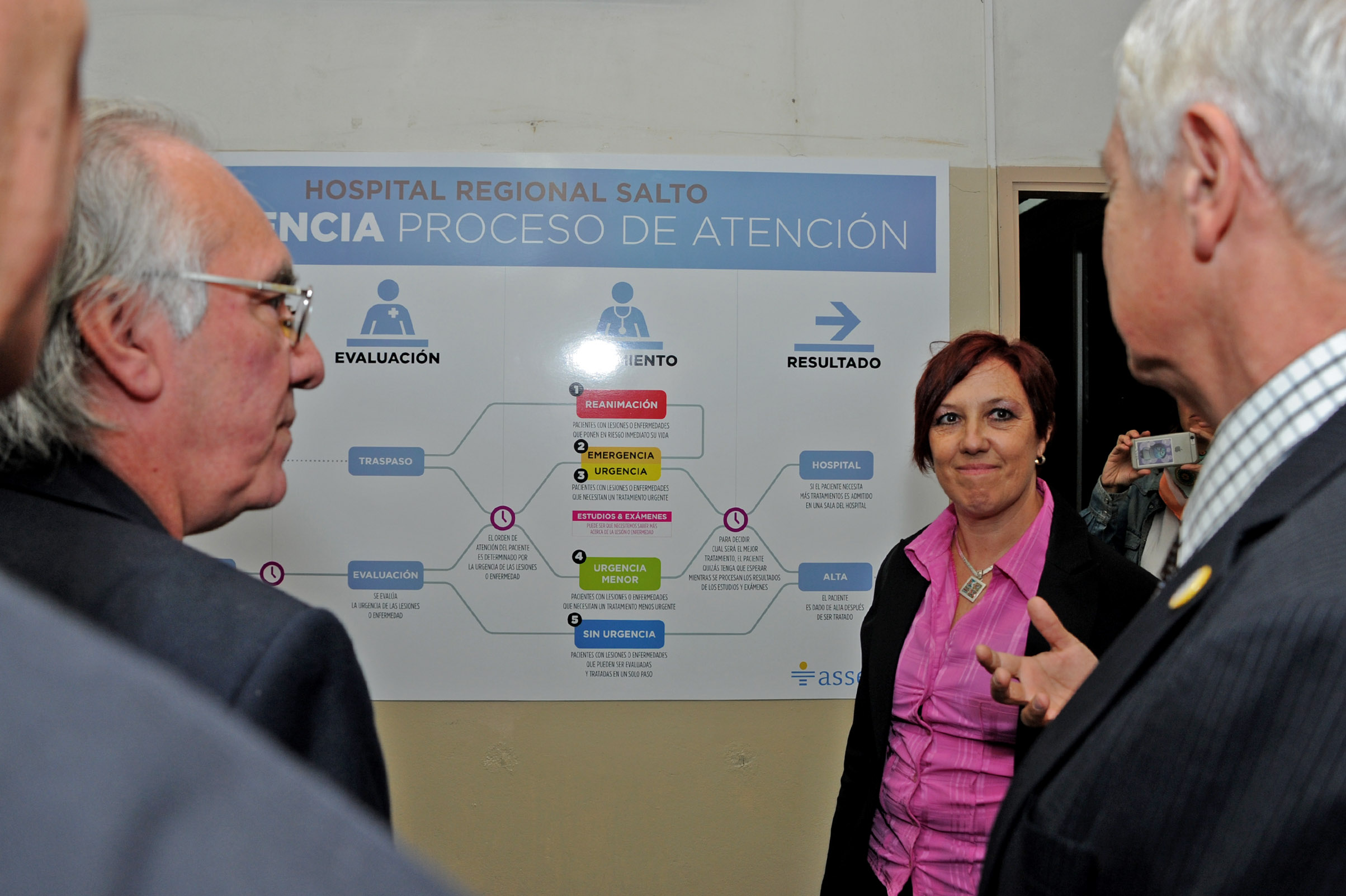 Ministro Basso recorre el hospital de Salto junto a la presidenta del directorio de ASSE, Susana Muniz y autoridades del hosptal