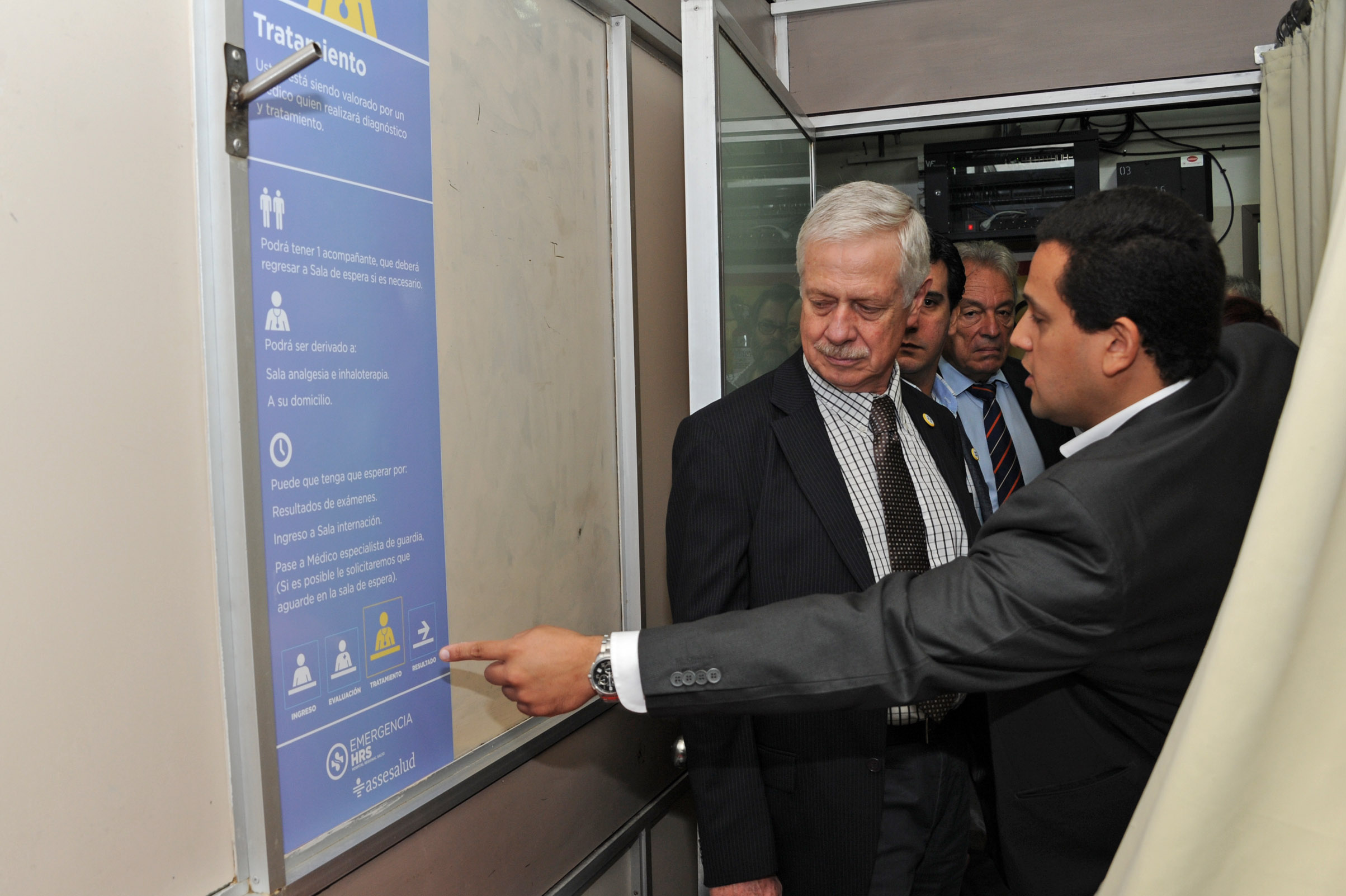 Ministro Basso recorre el hospital de Salto junto a la presidenta del directorio de ASSE, Susana Muniz y autoridades del hosptal