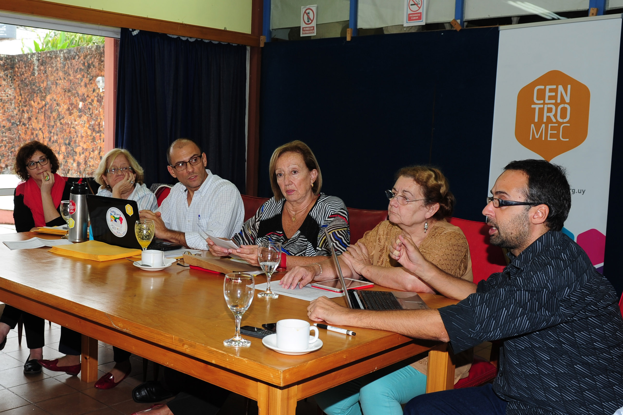 Ministra de Educación y Cultura, María Julia Muñoz recibió organizaciones en la Biblioteca Municipal