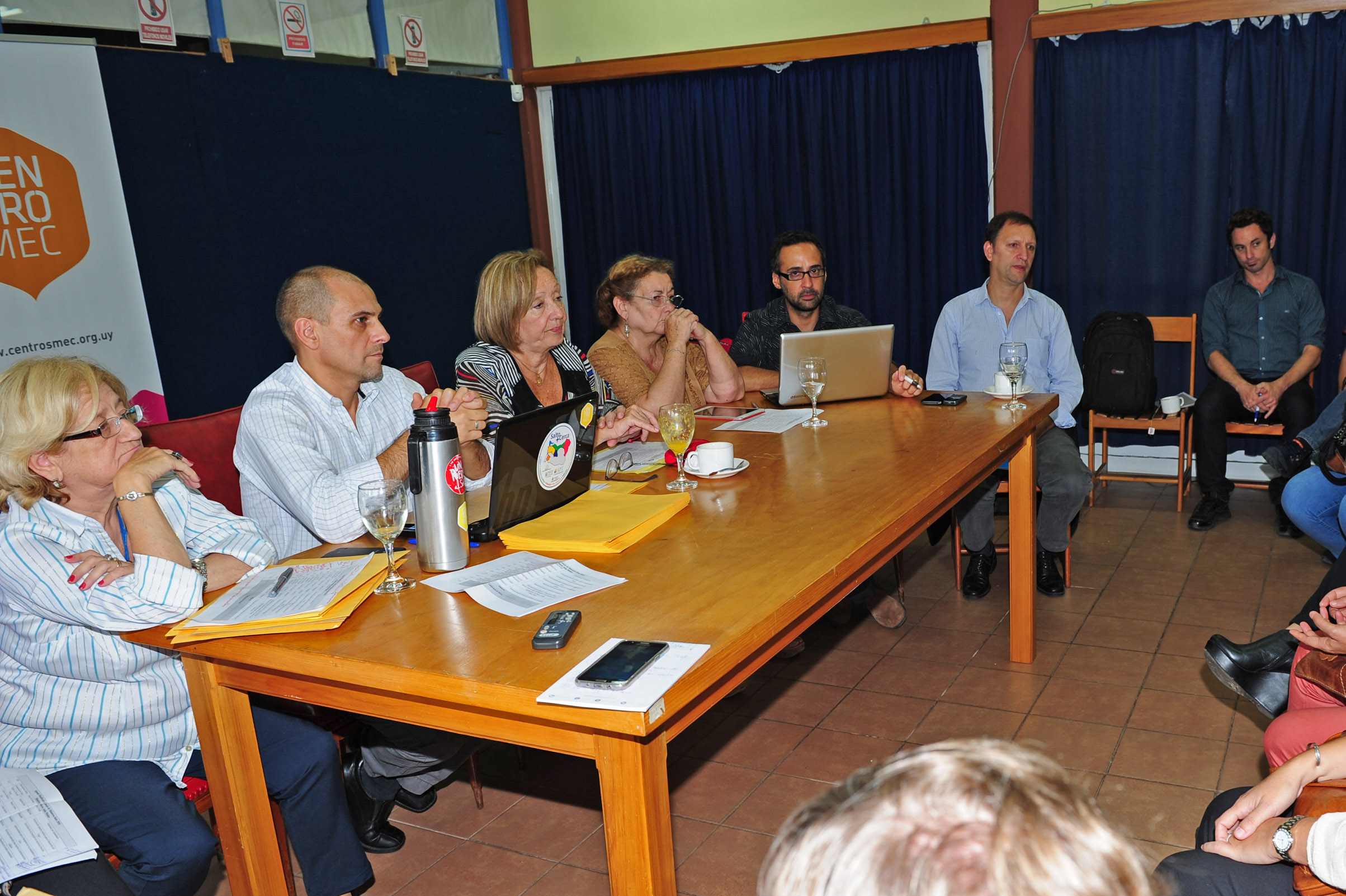 Ministra de Educación y Cultura, María Julia Muñoz recibió organizaciones en la Biblioteca Municipal
