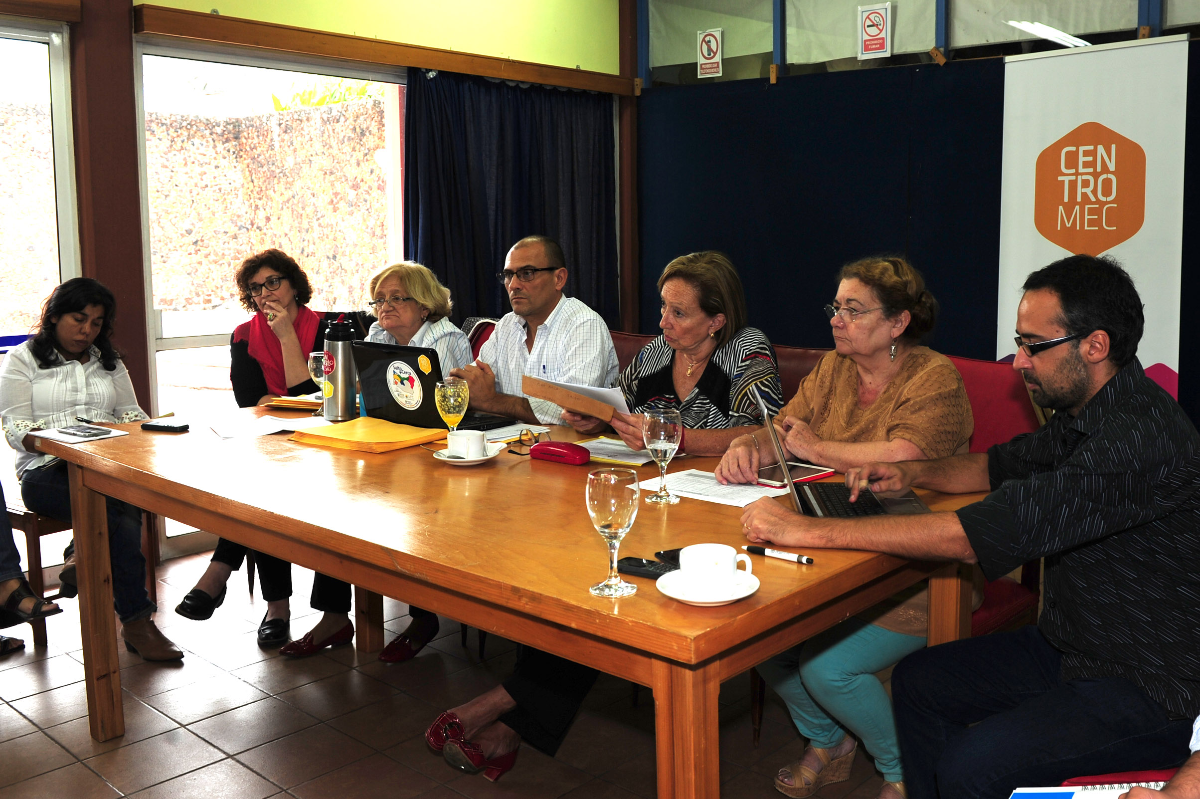 Ministra de Educación y Cultura, María Julia Muñoz recibió organizaciones en la Biblioteca Municipal