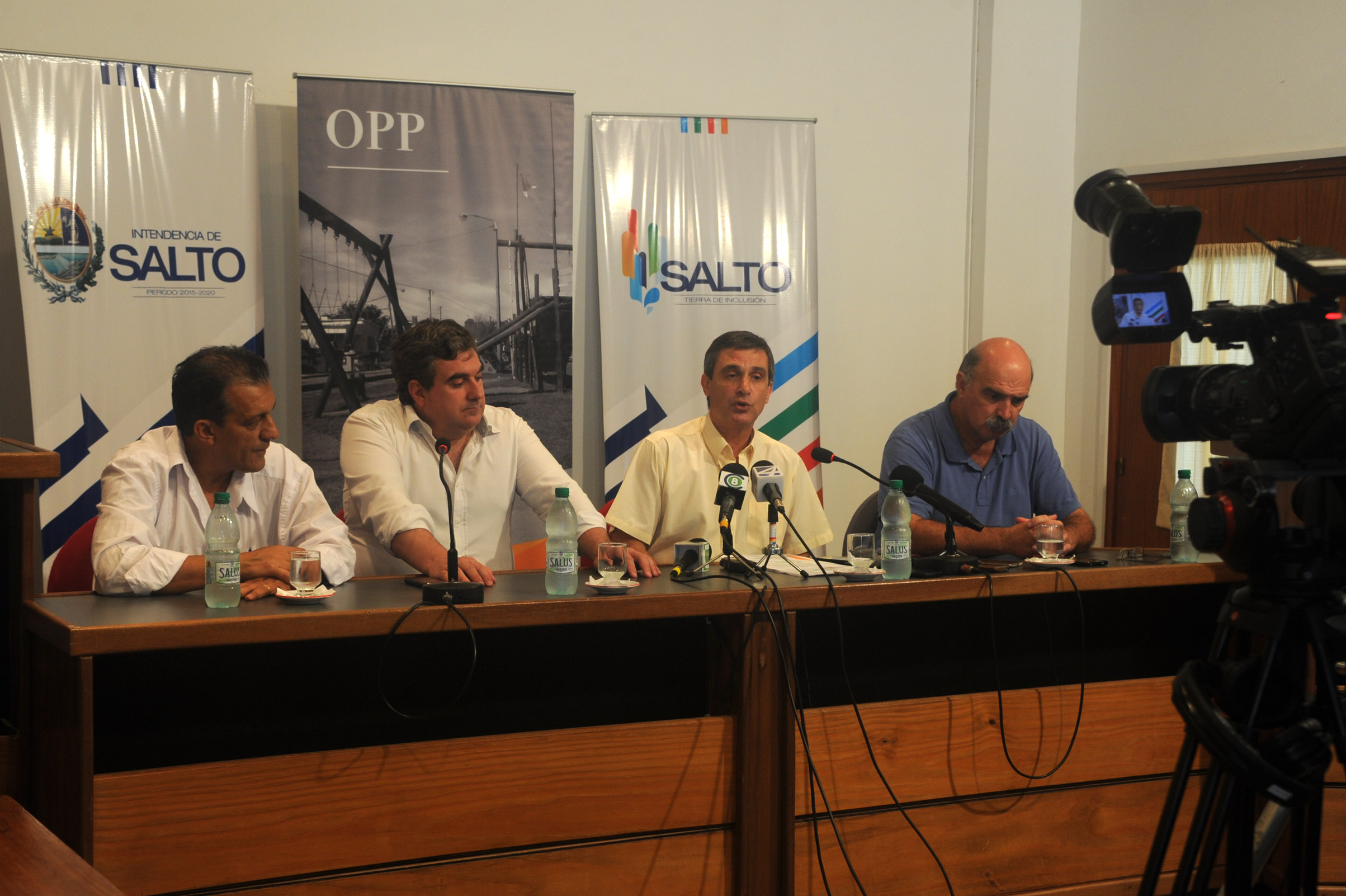 Álvaro García, Pedro Apezteguía y representantes de la Intendencia de Salto