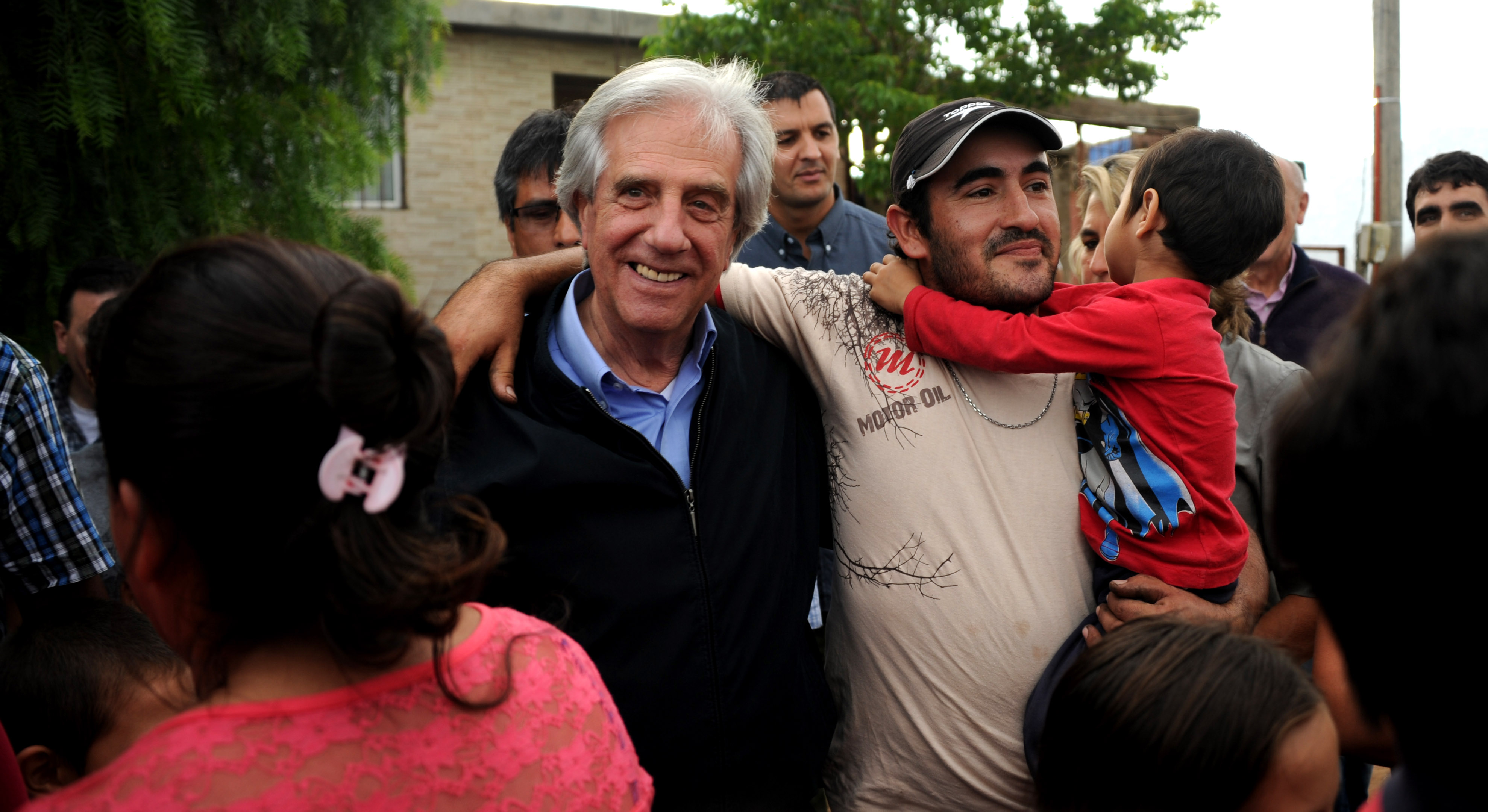 Vázquez fotografiándose con vecinos del barrio La Amarilla