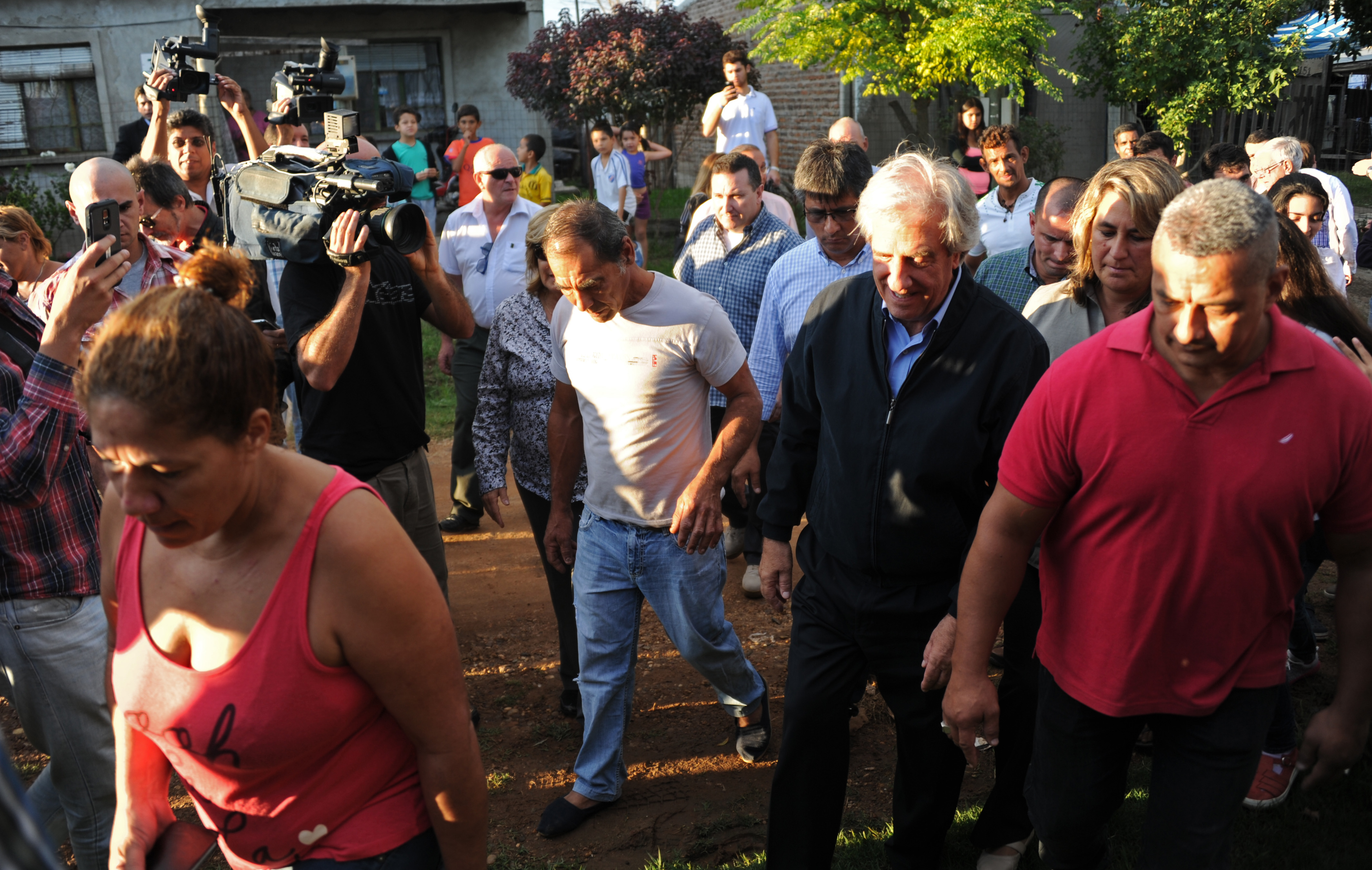Presidente Vázquez durante su recorrida por el barrio