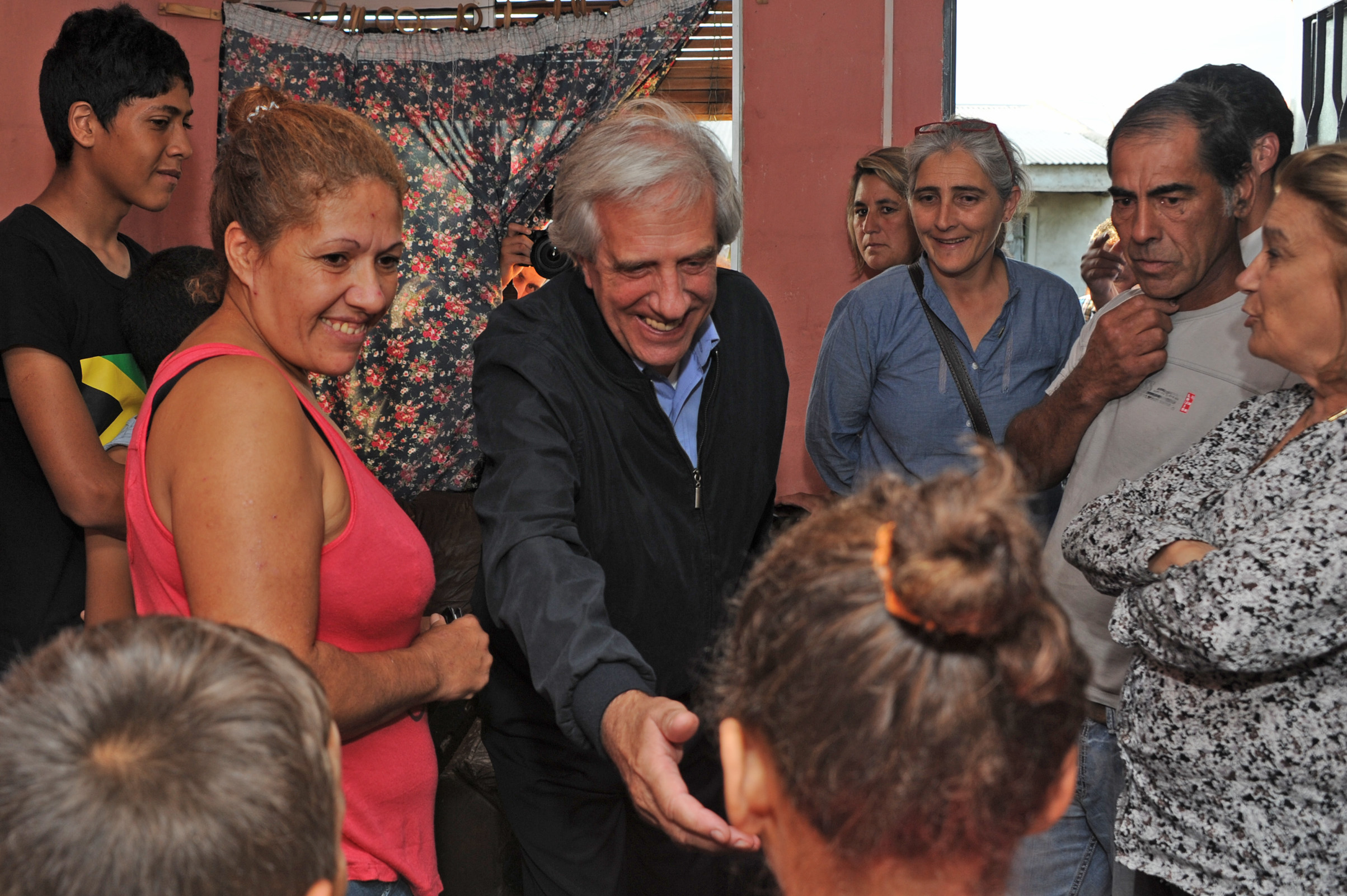Tabaré Vázquez dentro de una de sus viviendas