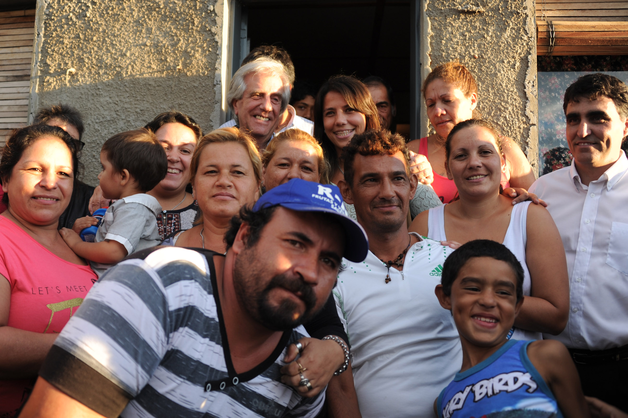 Vázquez junto a los vecinos, al finalizar su recorrida por el barrio La Amarilla