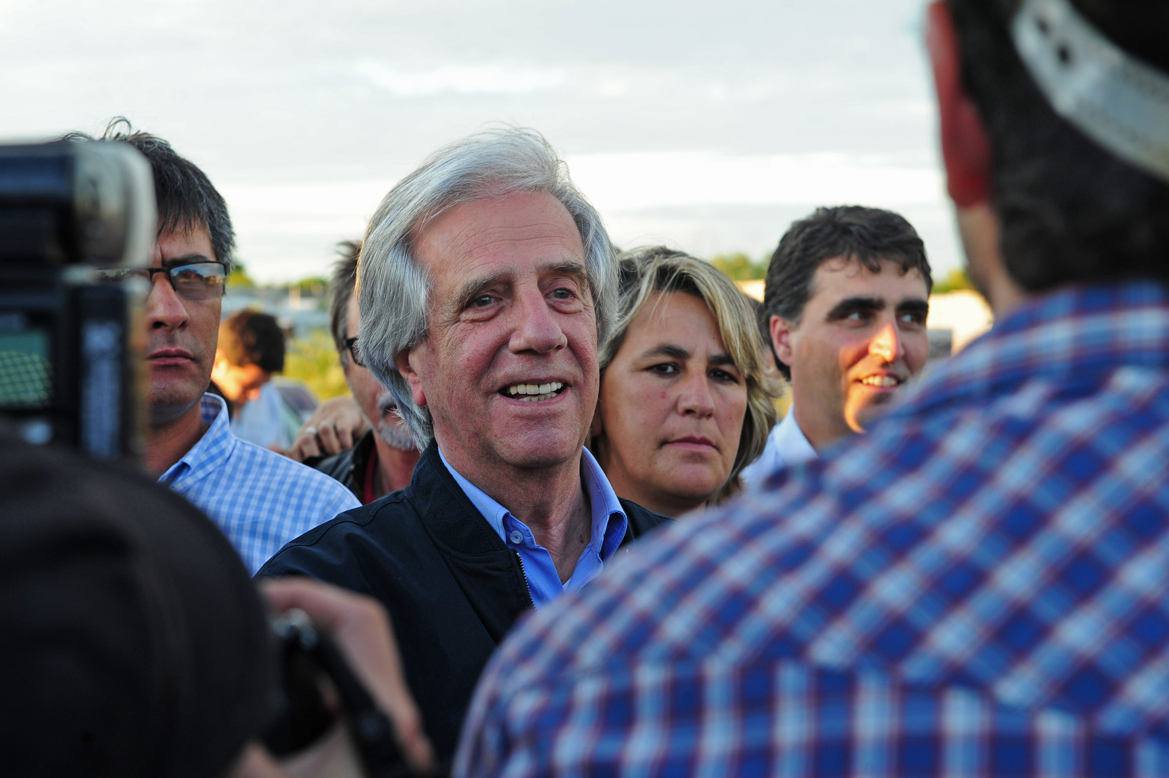 Vázquez, dialogando con los vecinos al inicio de su visita a las viviendas