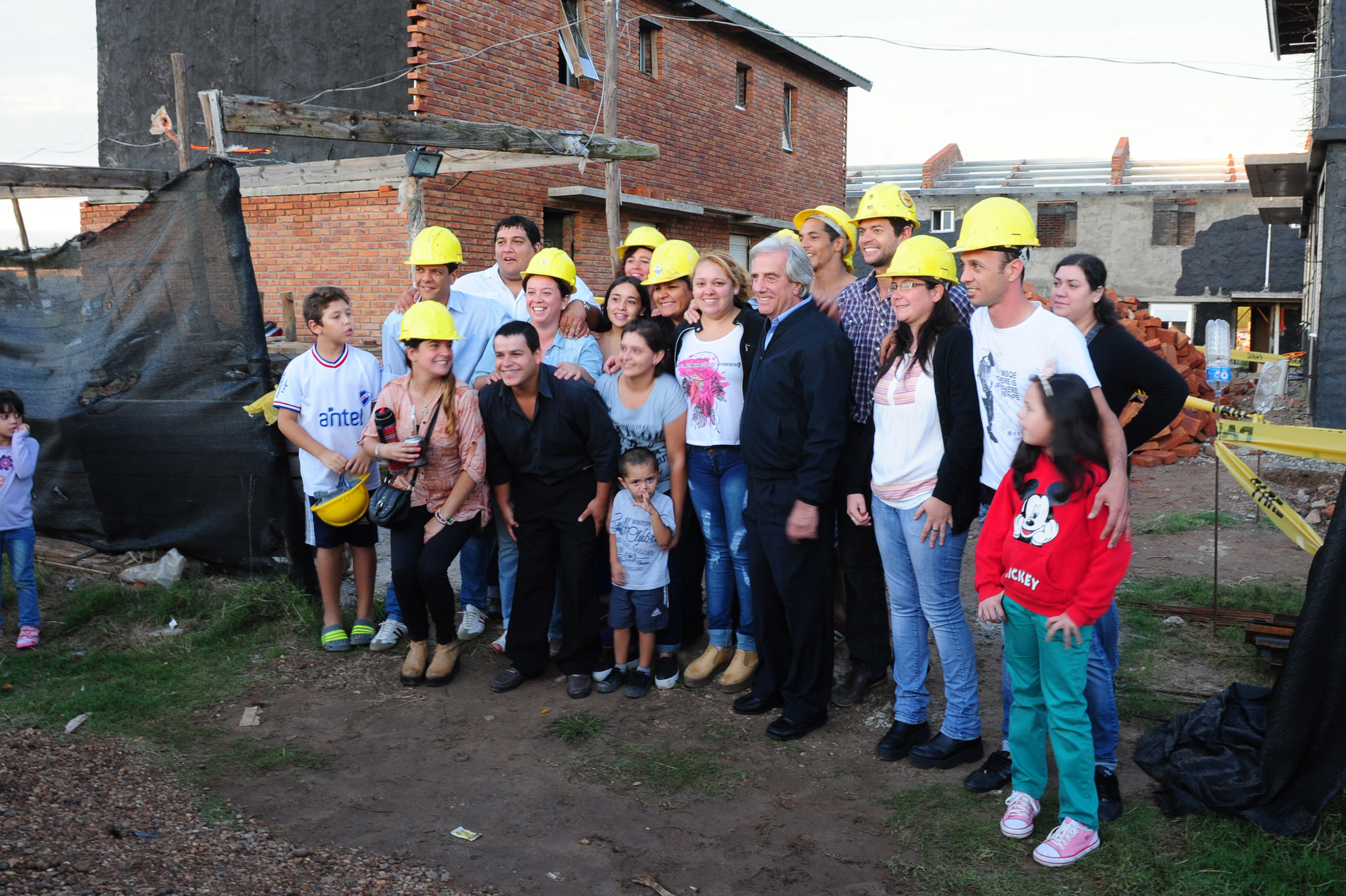 Tabaré Vázquez tomándose fotografías con los vecinos