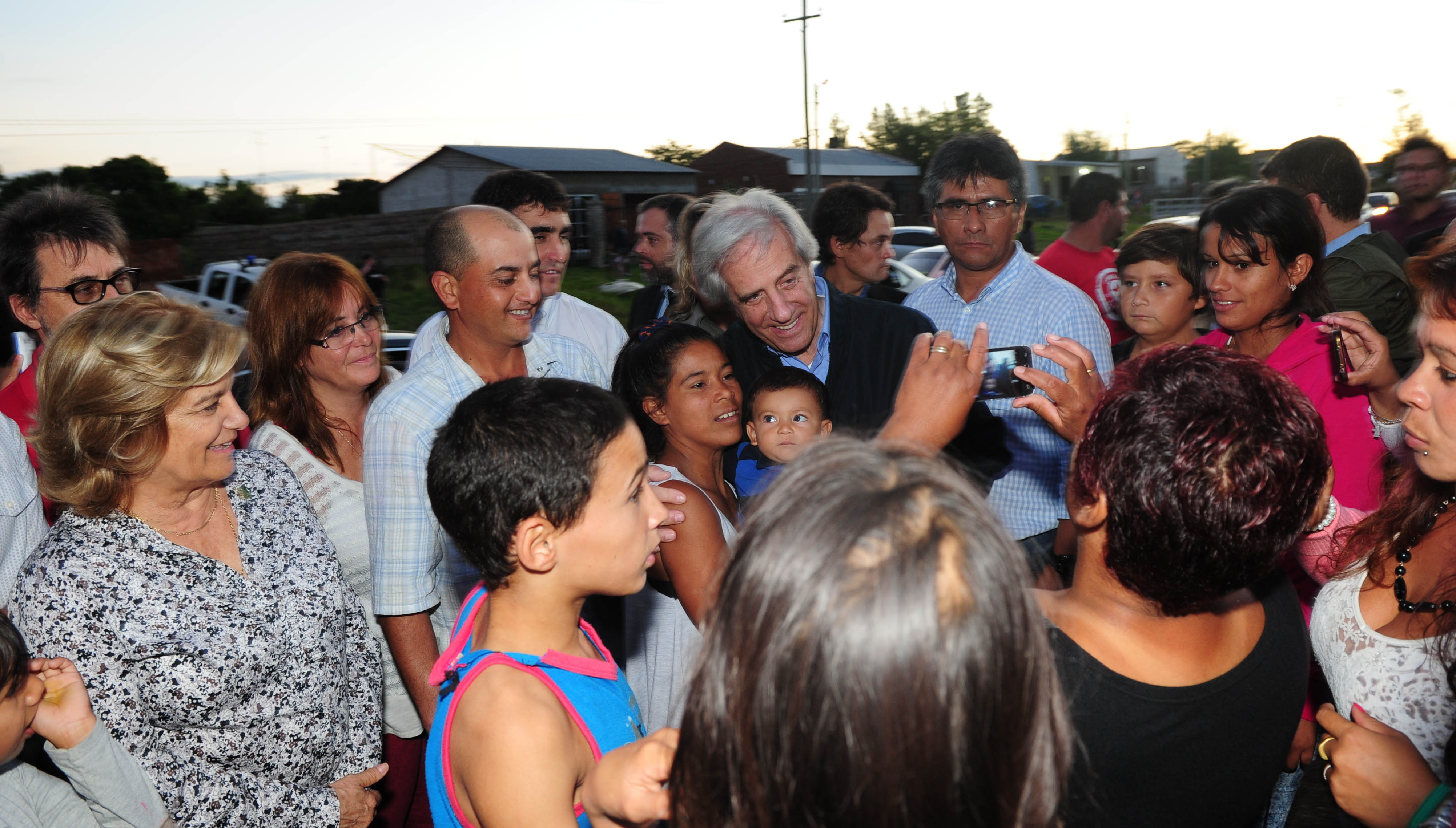 Tabaré Vázquez tomándose fotografías con los vecinos