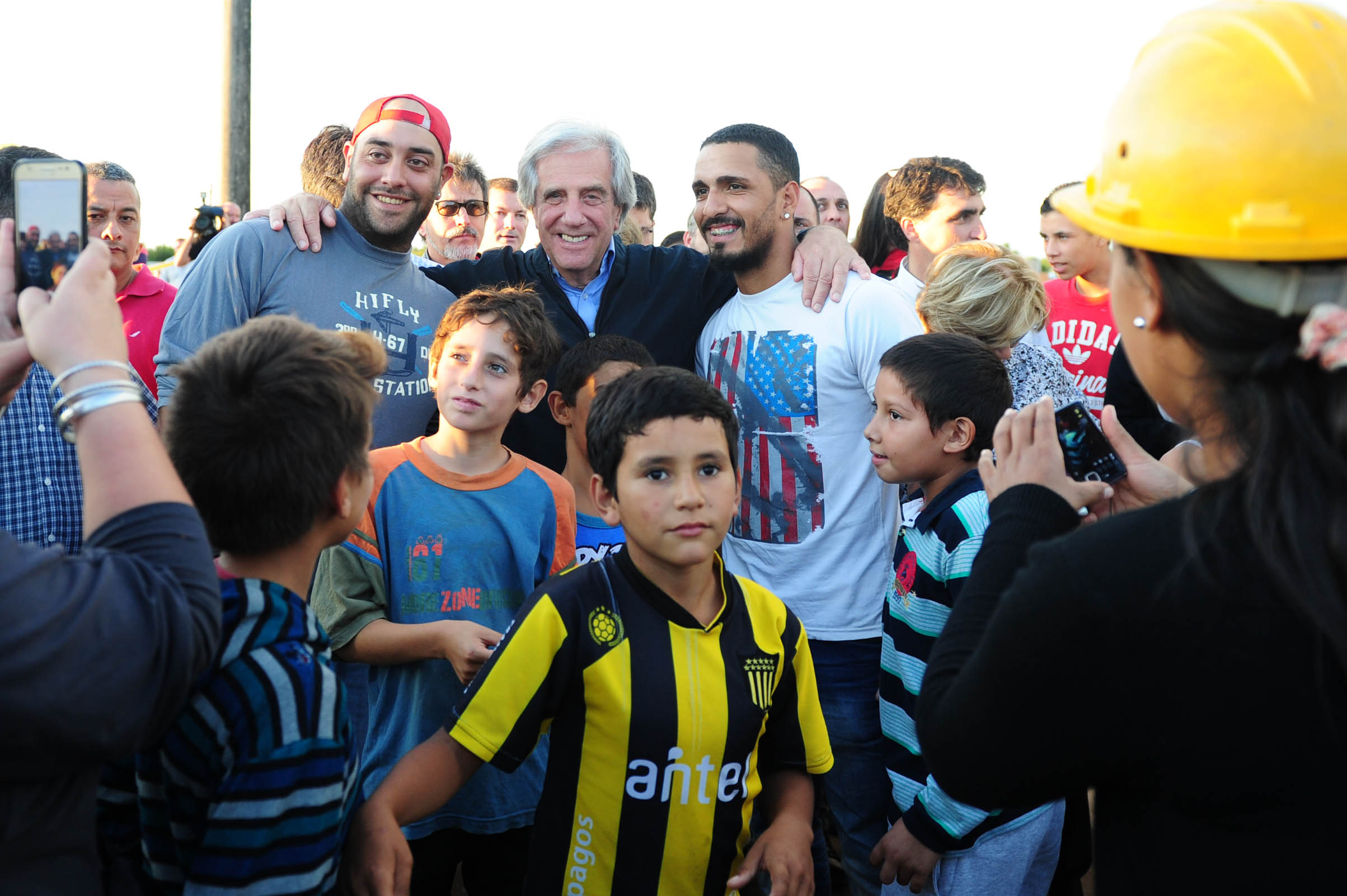 Tabaré Vázquez tomándose fotografías con los vecinos