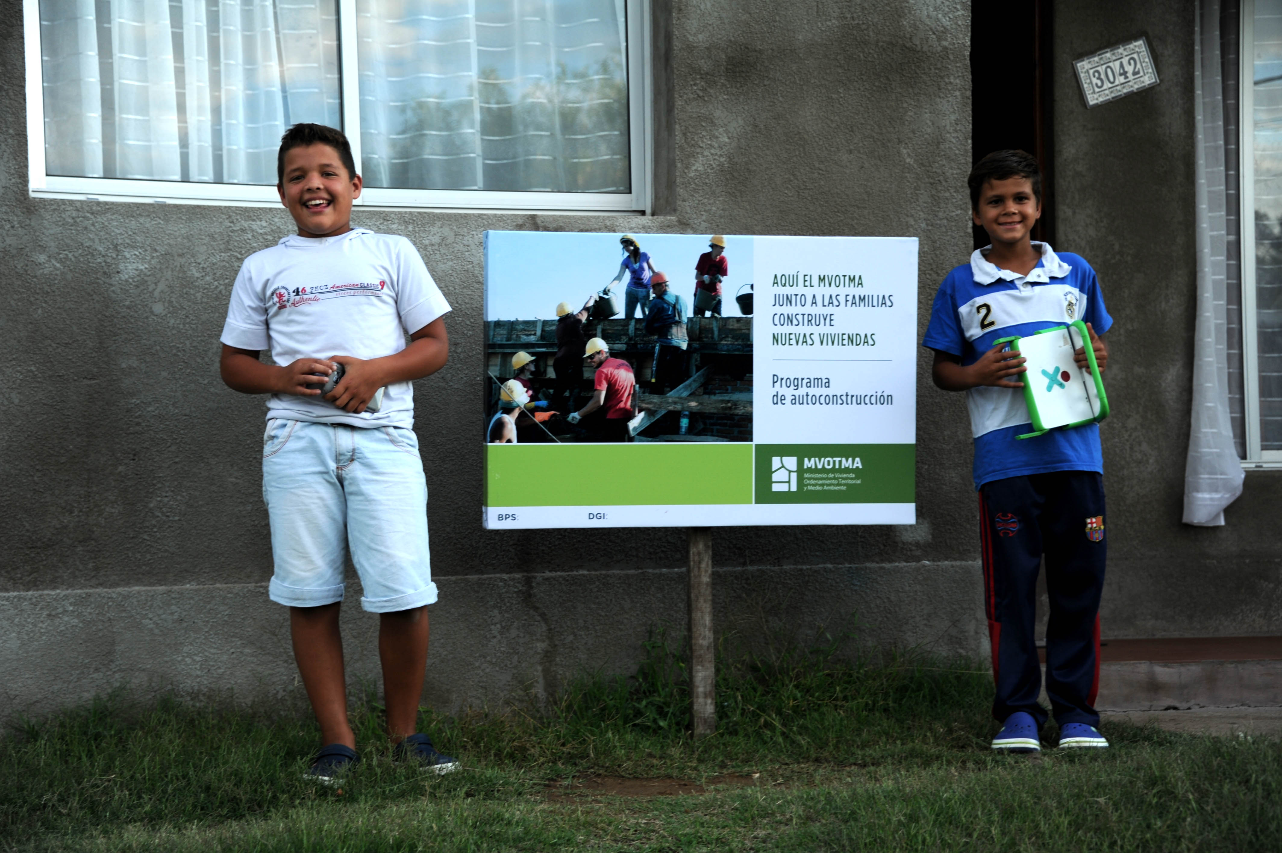 Niños junto a su nueva hogar