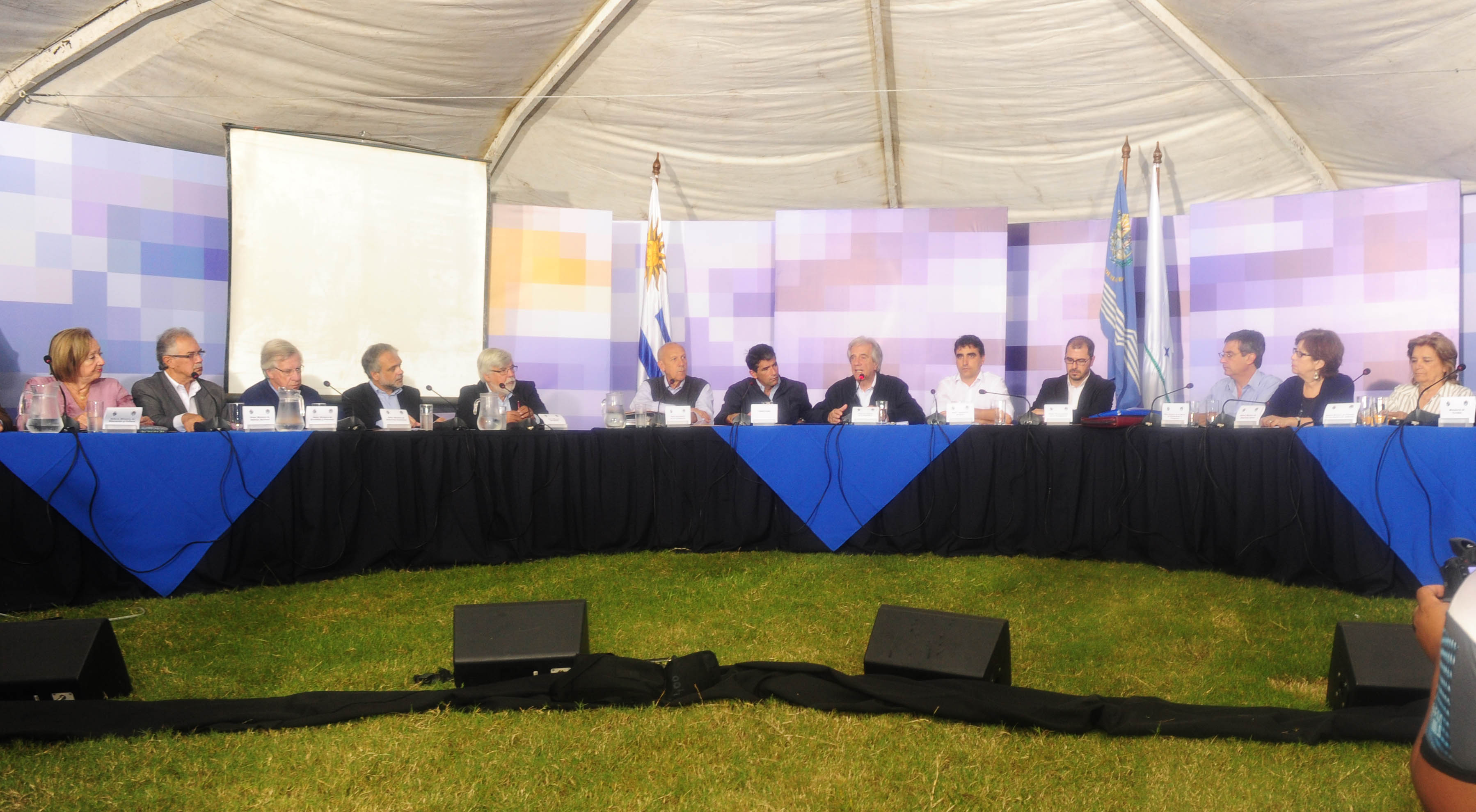 Tabaré Vázquez, haciendo uso de la palabra, junto a autoridades nacionales y departamentales