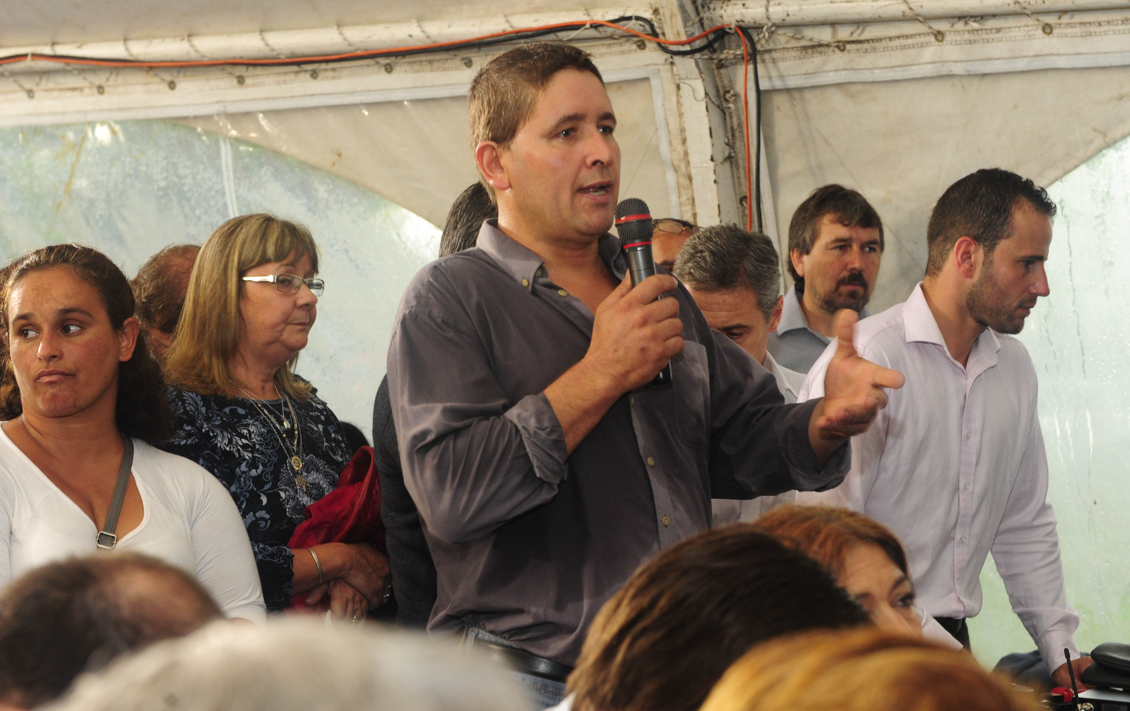 Vecino dialogando con autoridades
