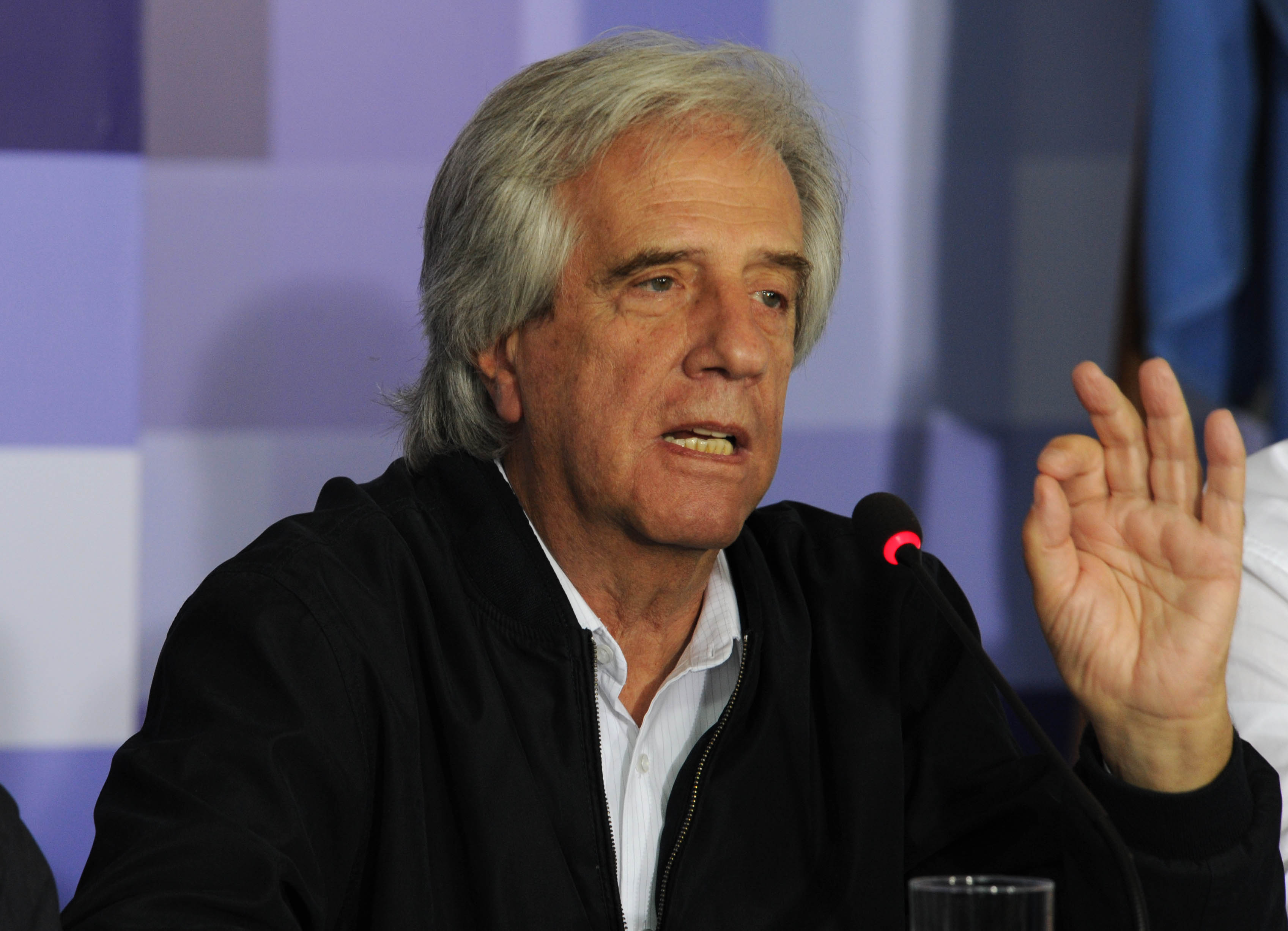 Presidente Vázquez dialogando con vecinos