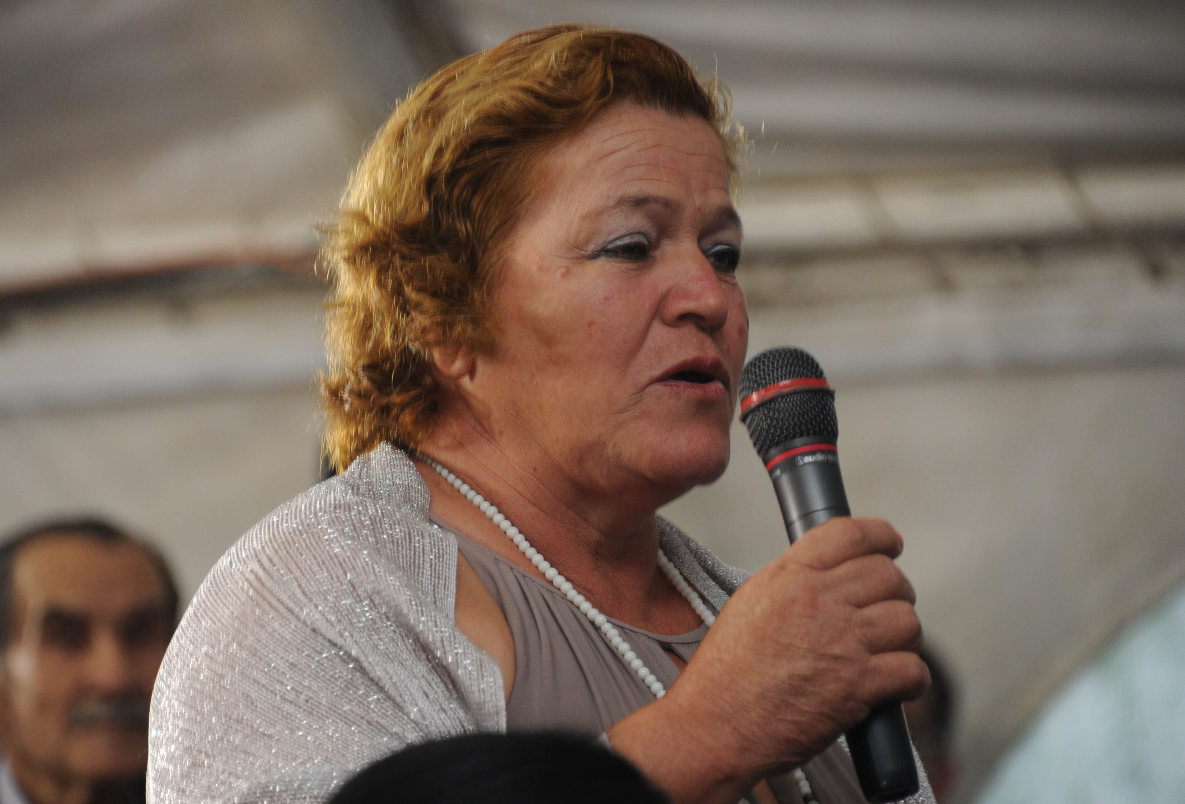 Vecina dialogando con autoridades