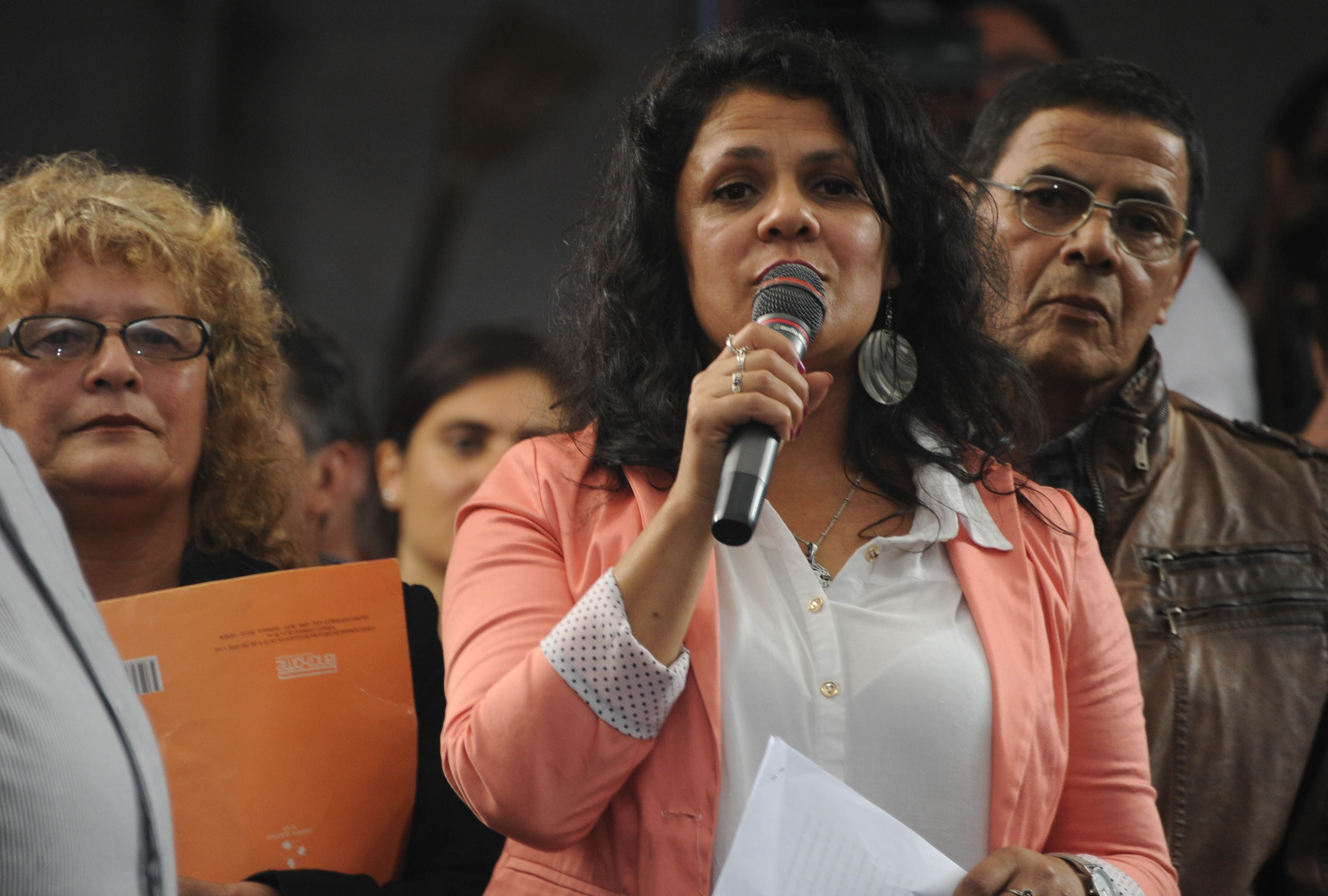 Vecina dialogando con autoridades