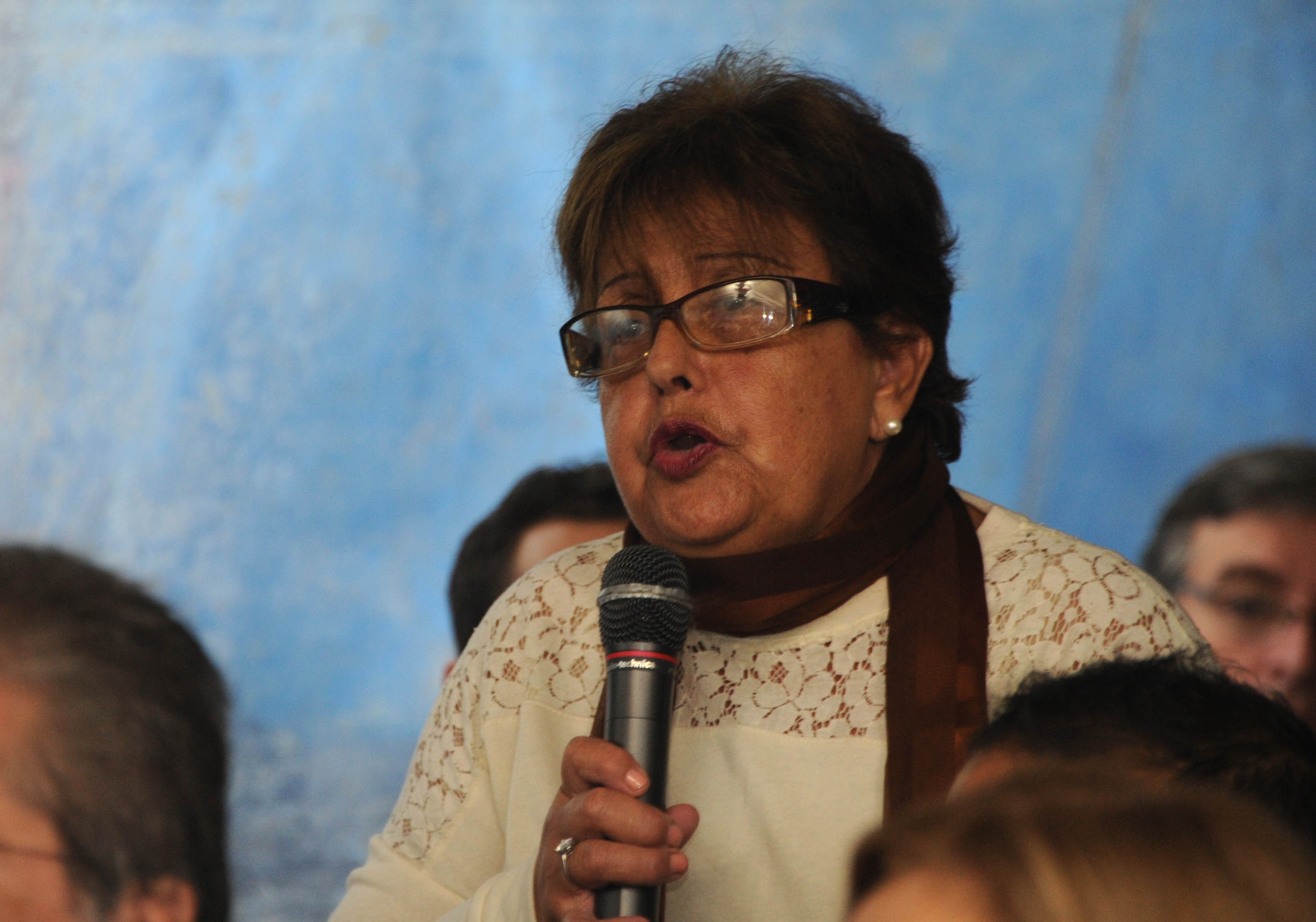 Vecina dialogando con autoridades