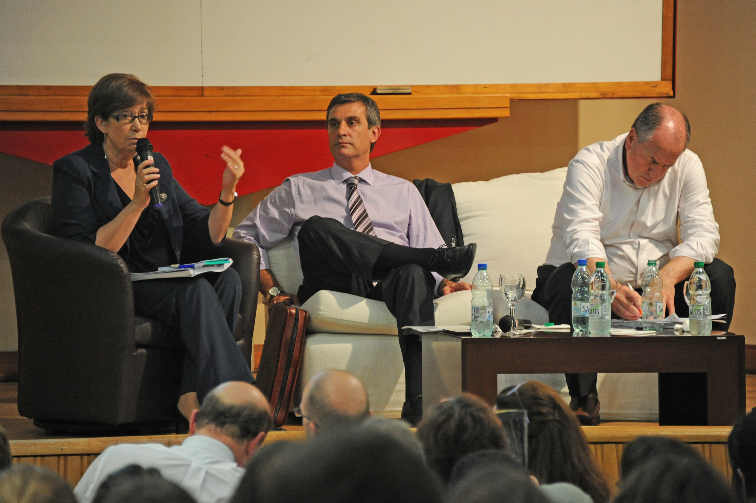 Ministra Marina Arismendi, dirigiéndose a los presentes