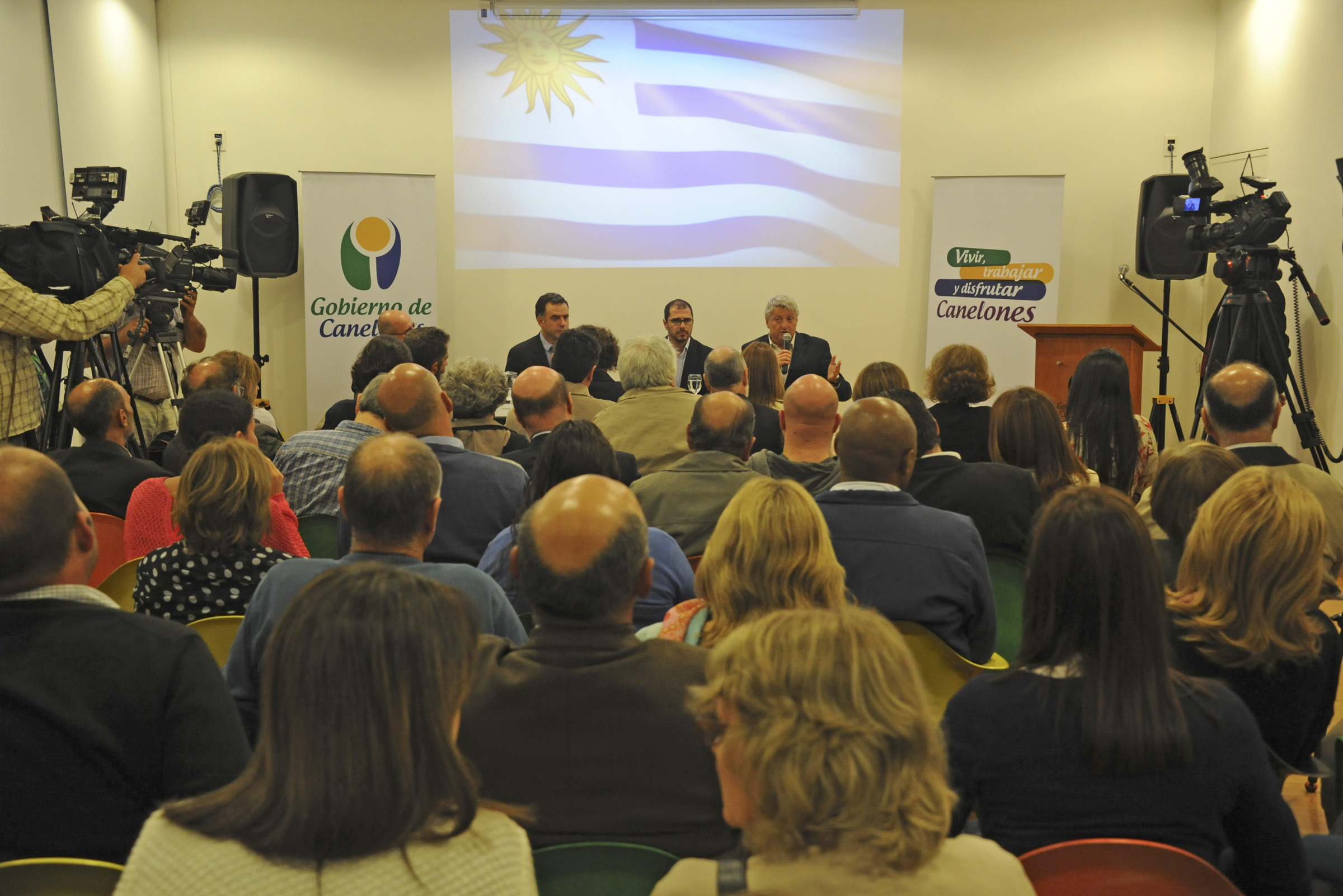 Sergio Gorzy presidente del Comité Central Israelita del Uruguay, haciendo uso de la palabra