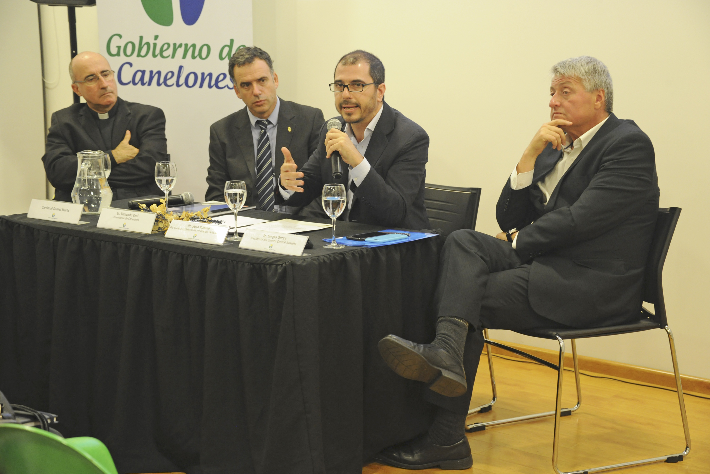 Prosecretario de Presidencia de la República, Juan Andrés Roballo, dirigiéndose a los presentes