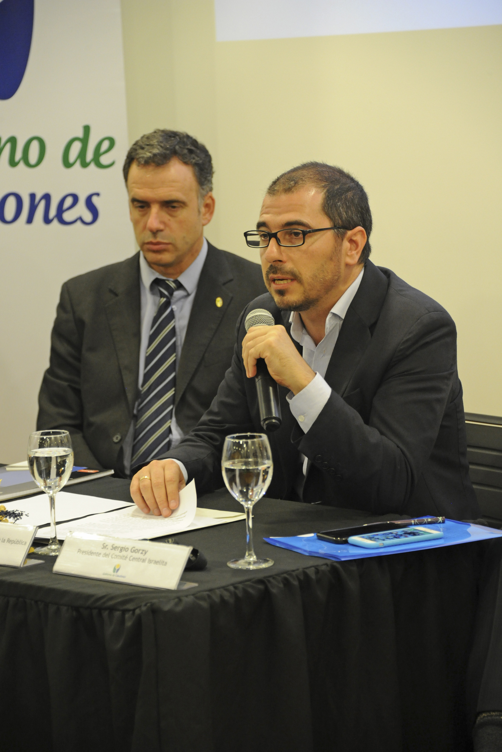 Prosecretario de Presidencia de la República, Juan Andrés Roballo, dirigiéndose a los presentes