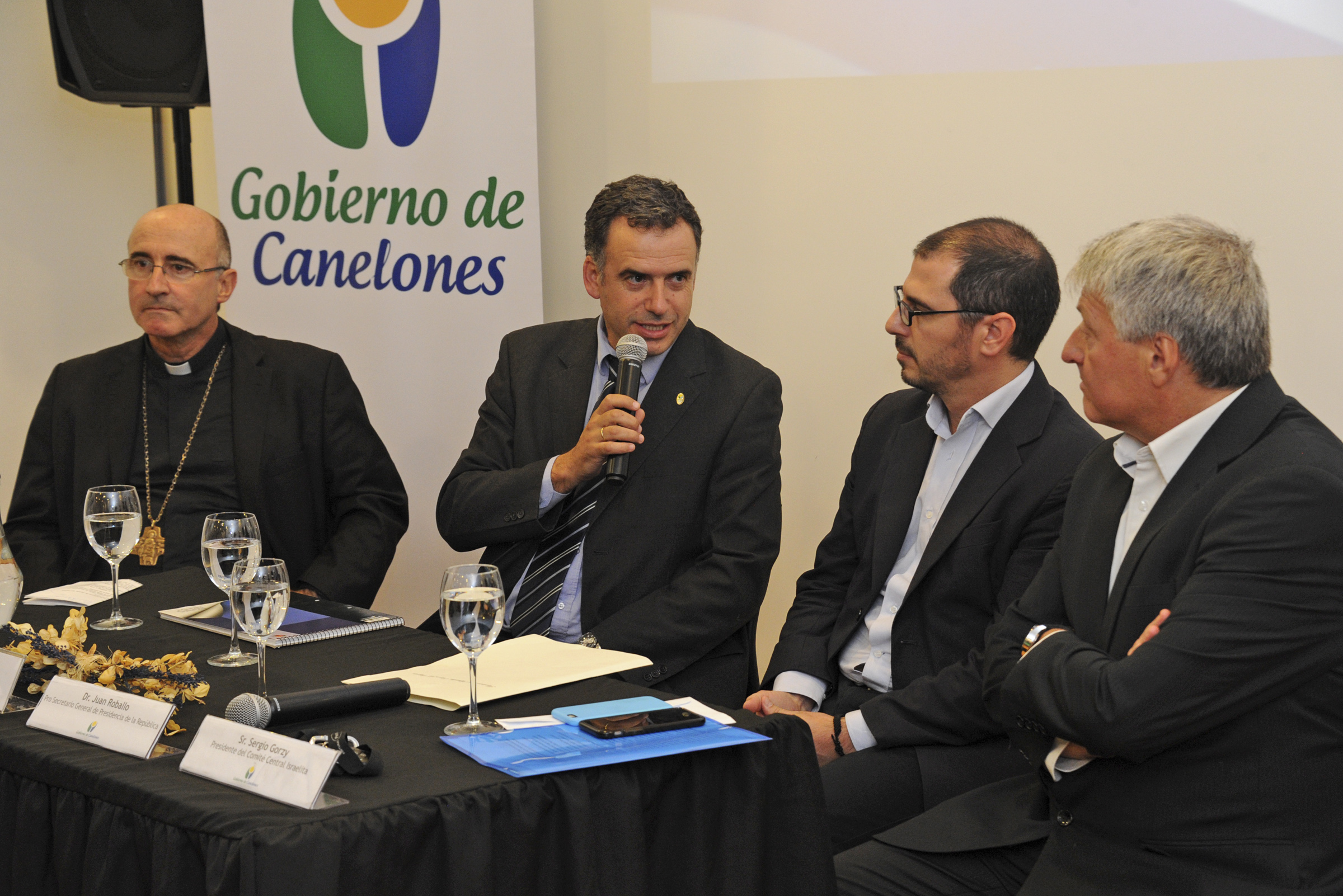 Intendente de Canelones, Yamandú Orsi, haciendo uso de la palabra