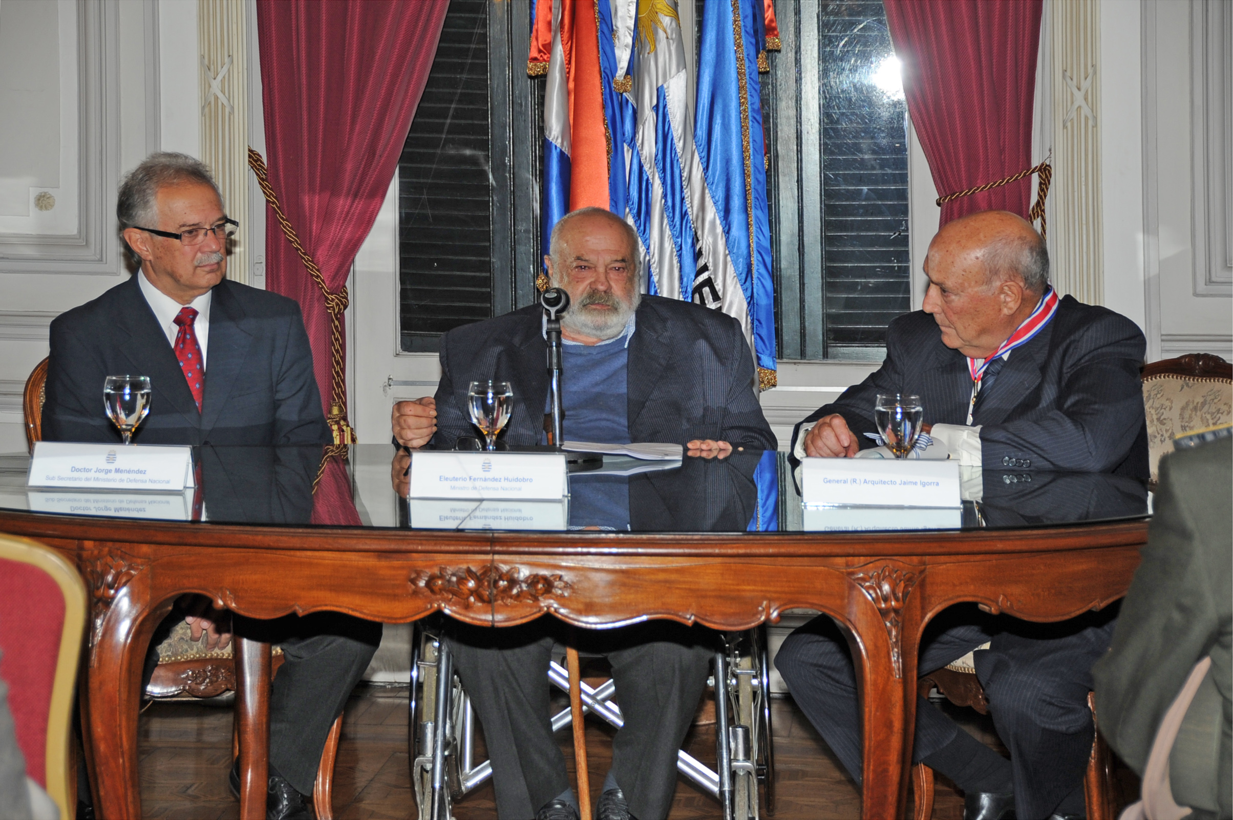 Subsecretario Menéndez, Ministro de Defensa Nacional Eleuterio Fernández Huidobro y Jaime Igorra