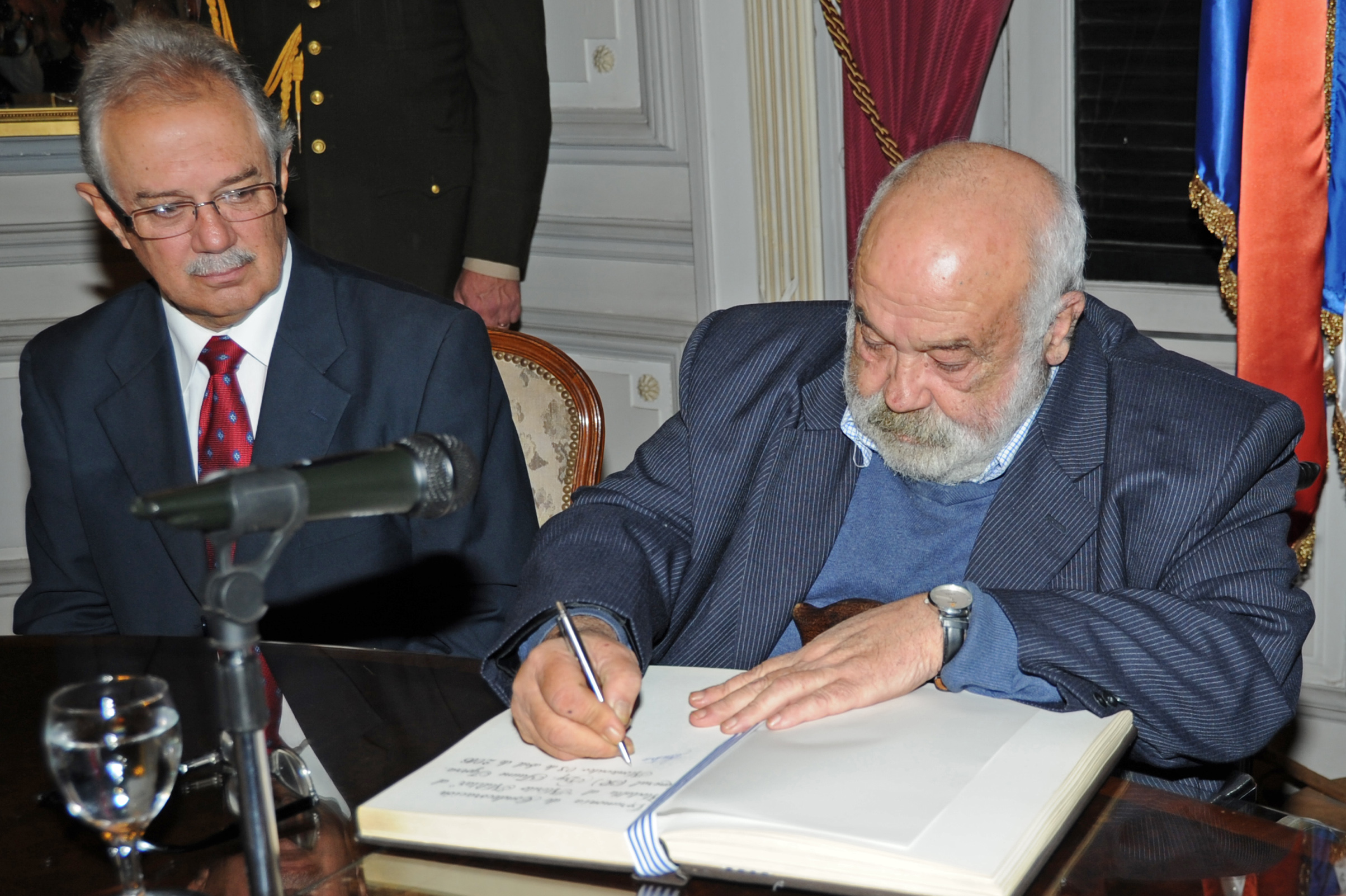 Subsecretario Menéndez y Ministro de Defensa Nacional